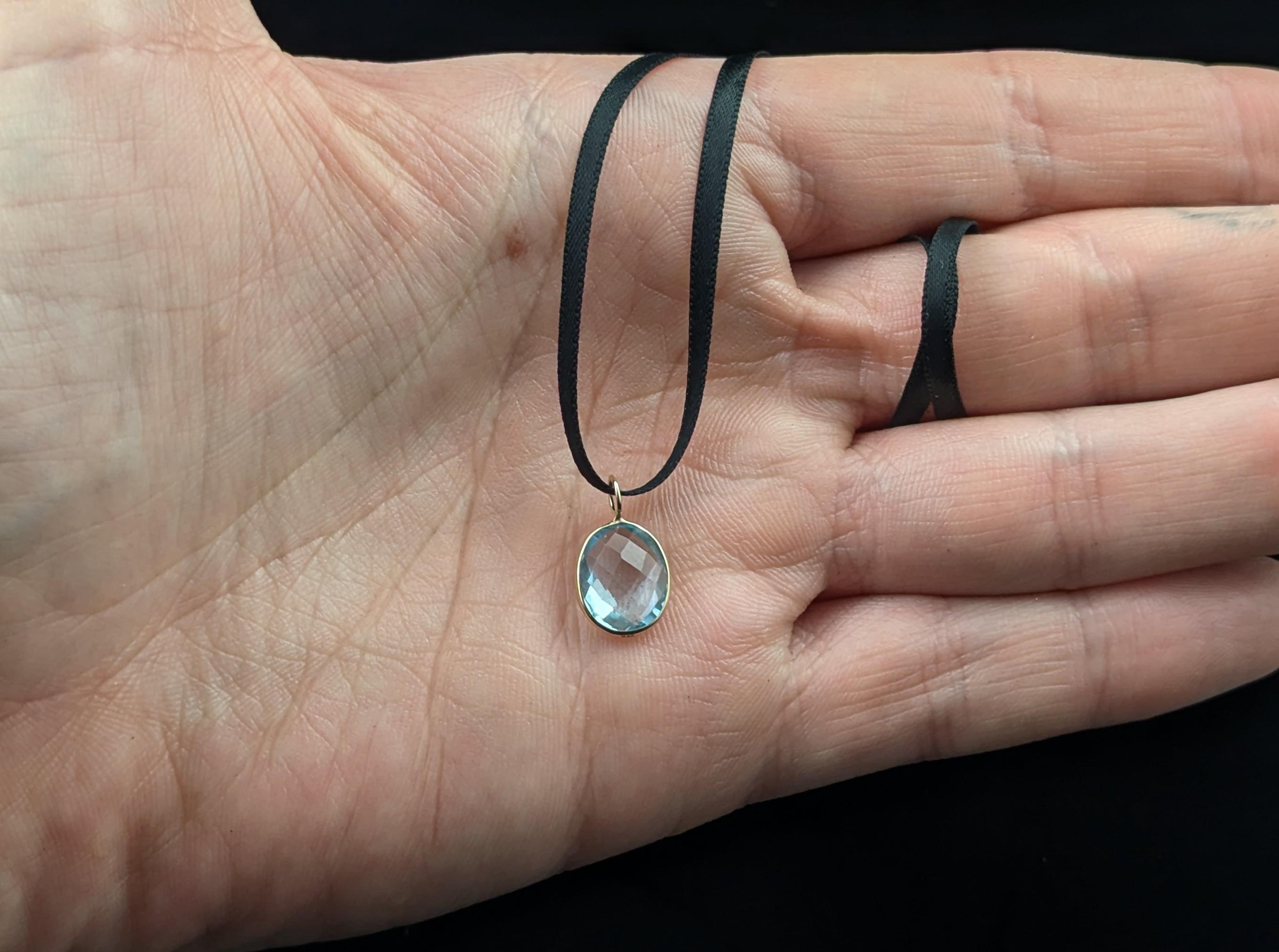 Vintage Blue Topaz pendant, 14k yellow gold For Sale 1