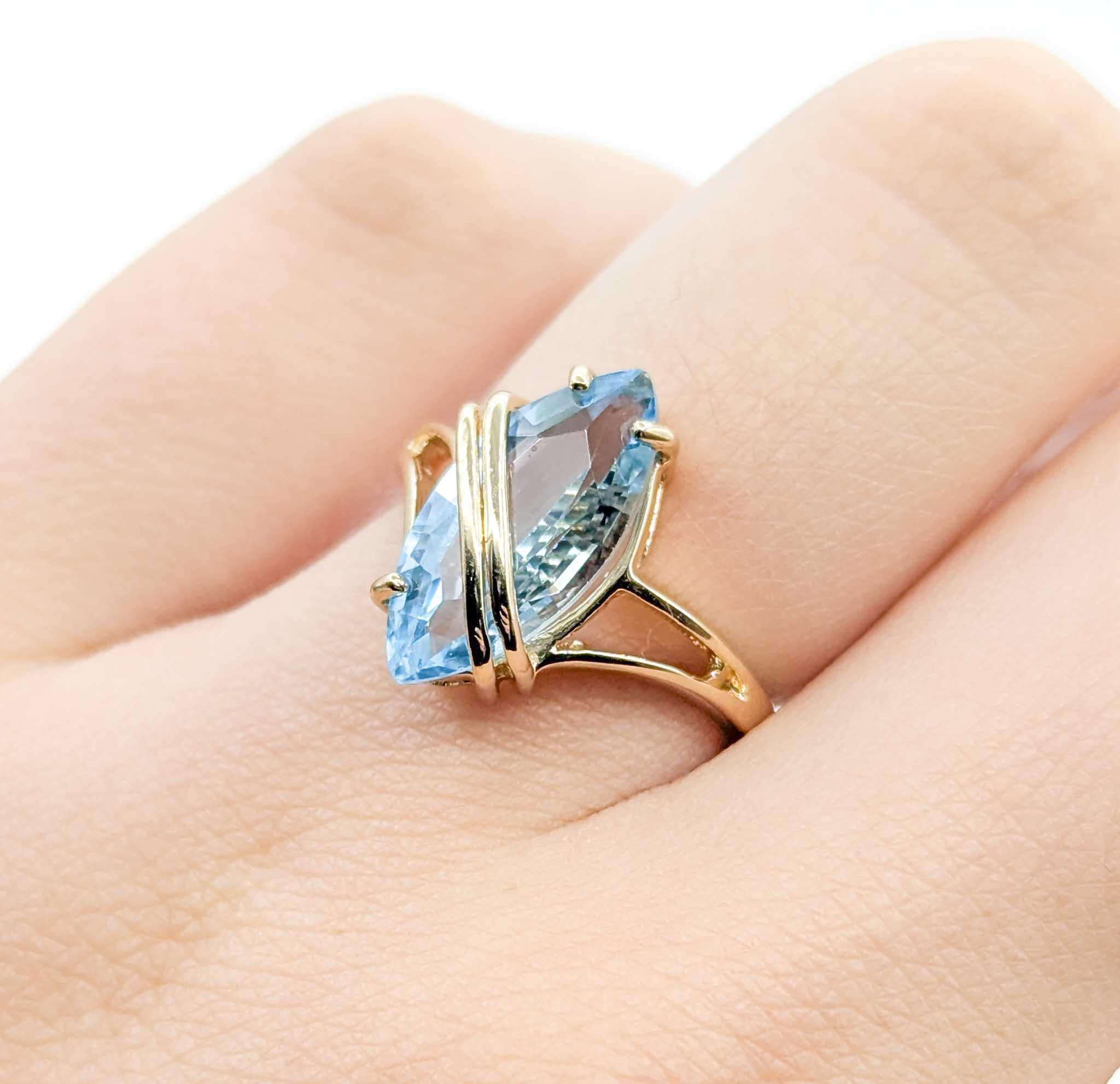 Vintage Blue Topaz Ring in 14k Yellow Gold In Excellent Condition For Sale In Bloomington, MN