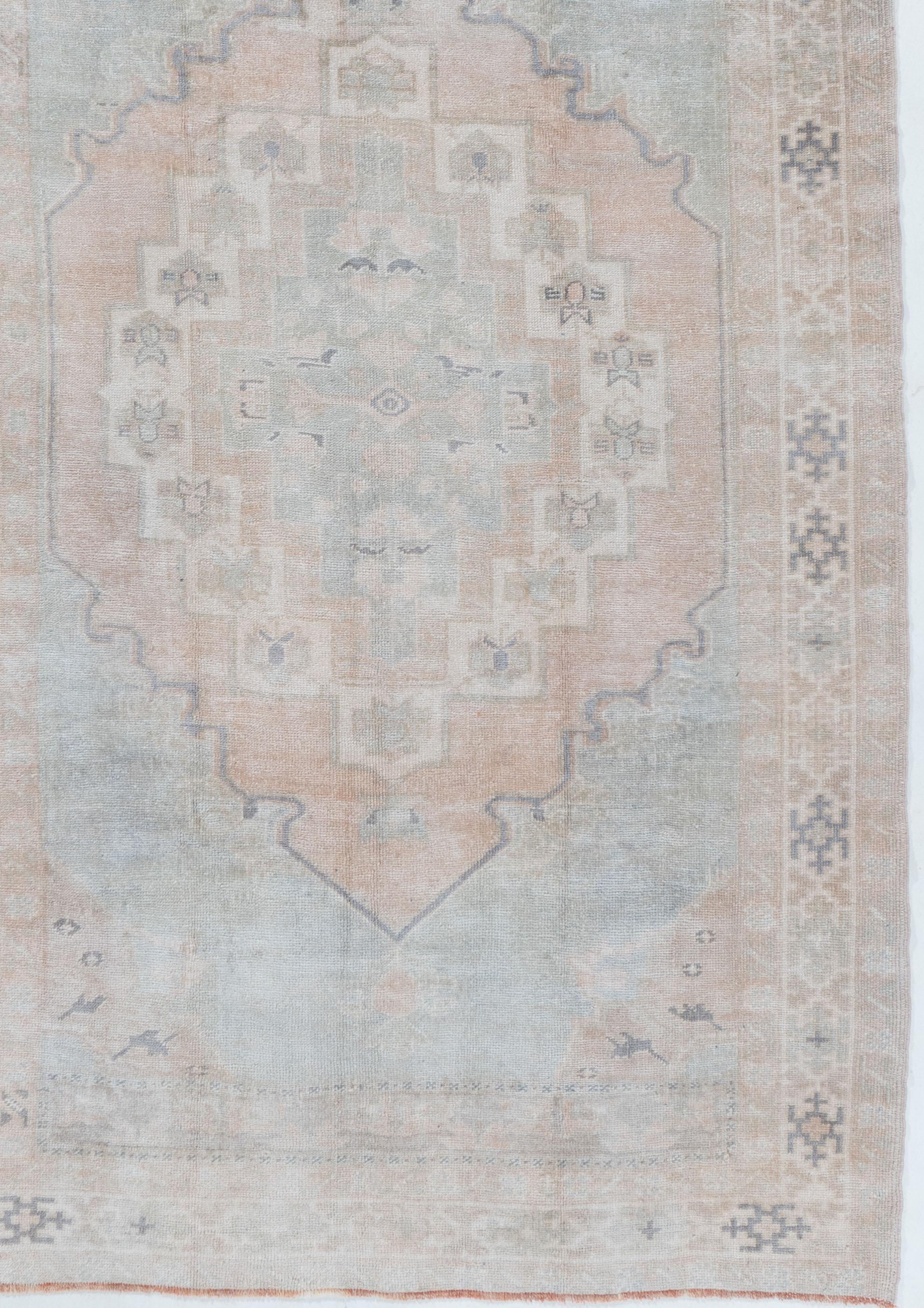 Tappeto Oushak turco blu vintage 4'4 X 7' In condizioni buone in vendita a New York, NY