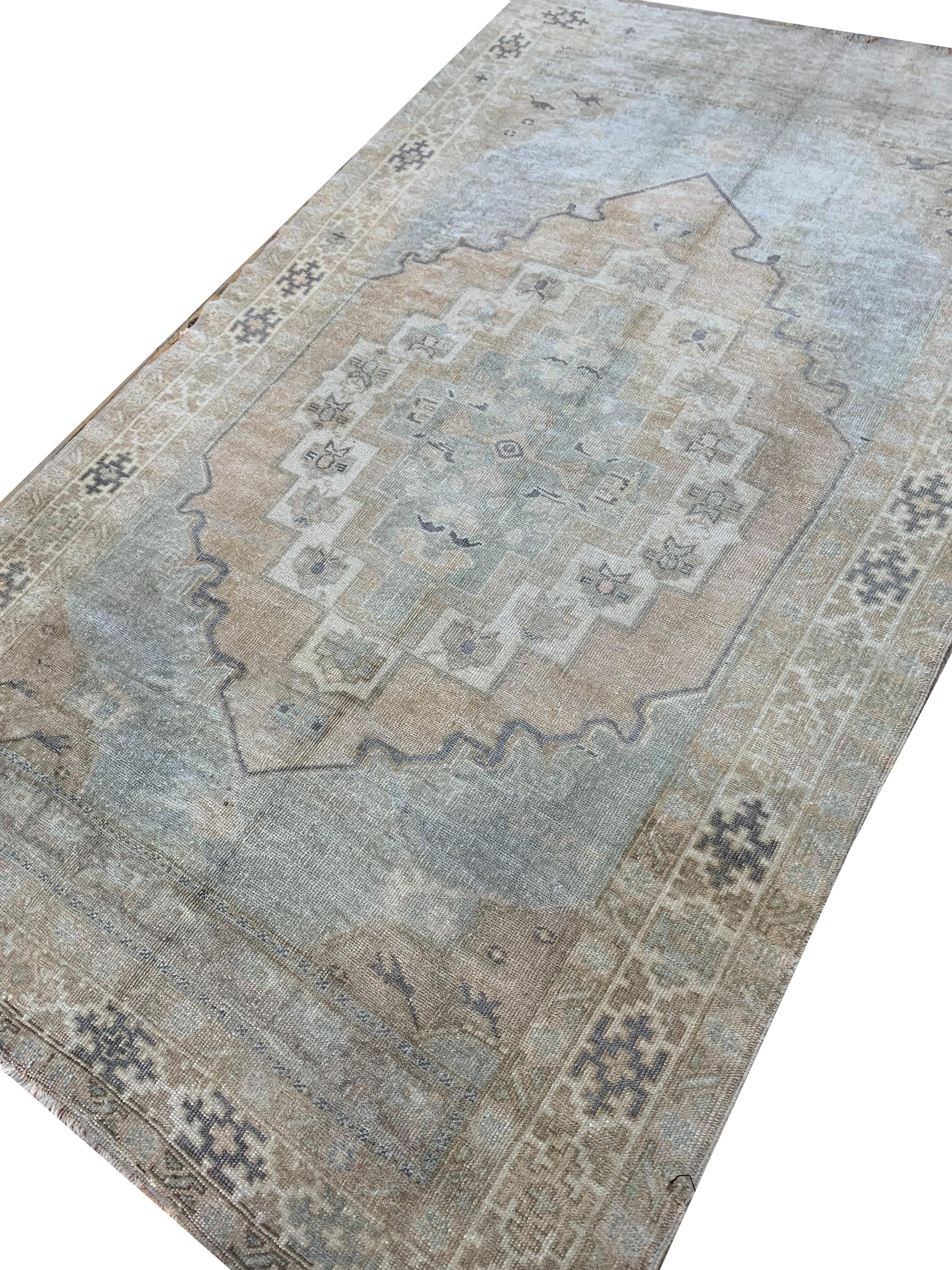 XX secolo Tappeto Oushak turco blu vintage 4'4 X 7' in vendita