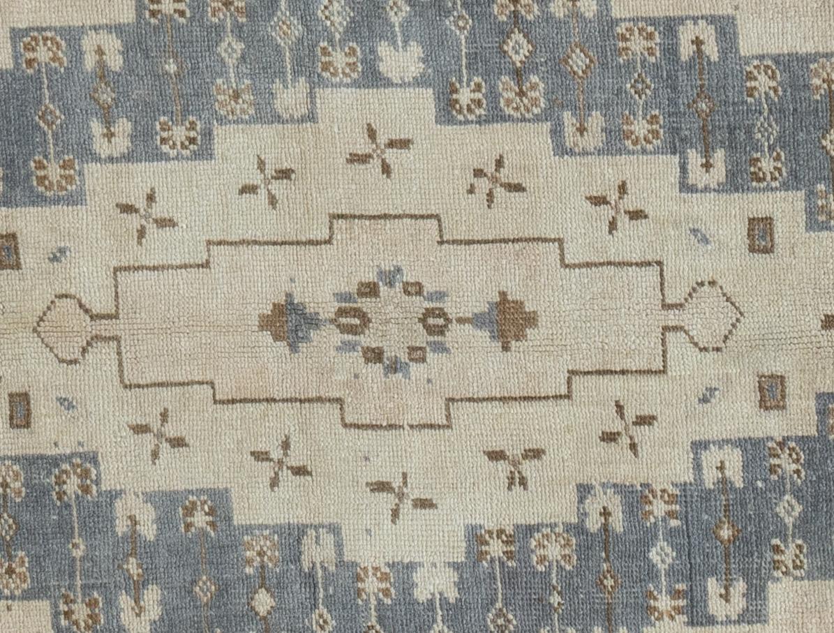 Alfombra Turca Oushak Azul Vintage 4'9 x 8'4 en Bueno estado para la venta en New York, NY