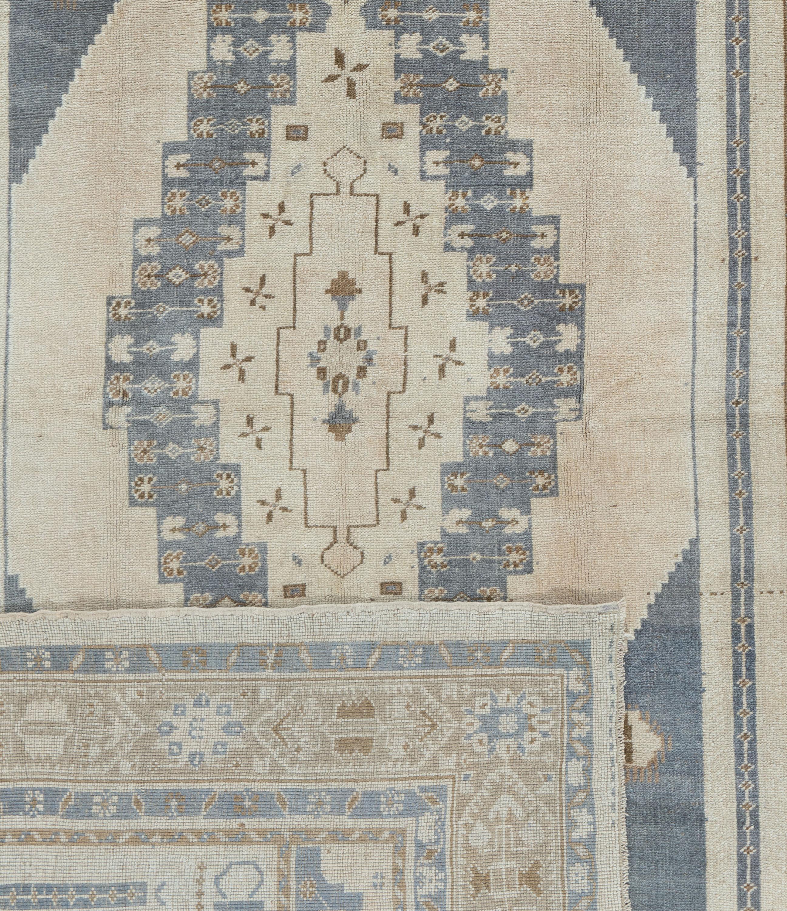 Alfombra Turca Oushak Azul Vintage 4'9 x 8'4 siglo XX en venta
