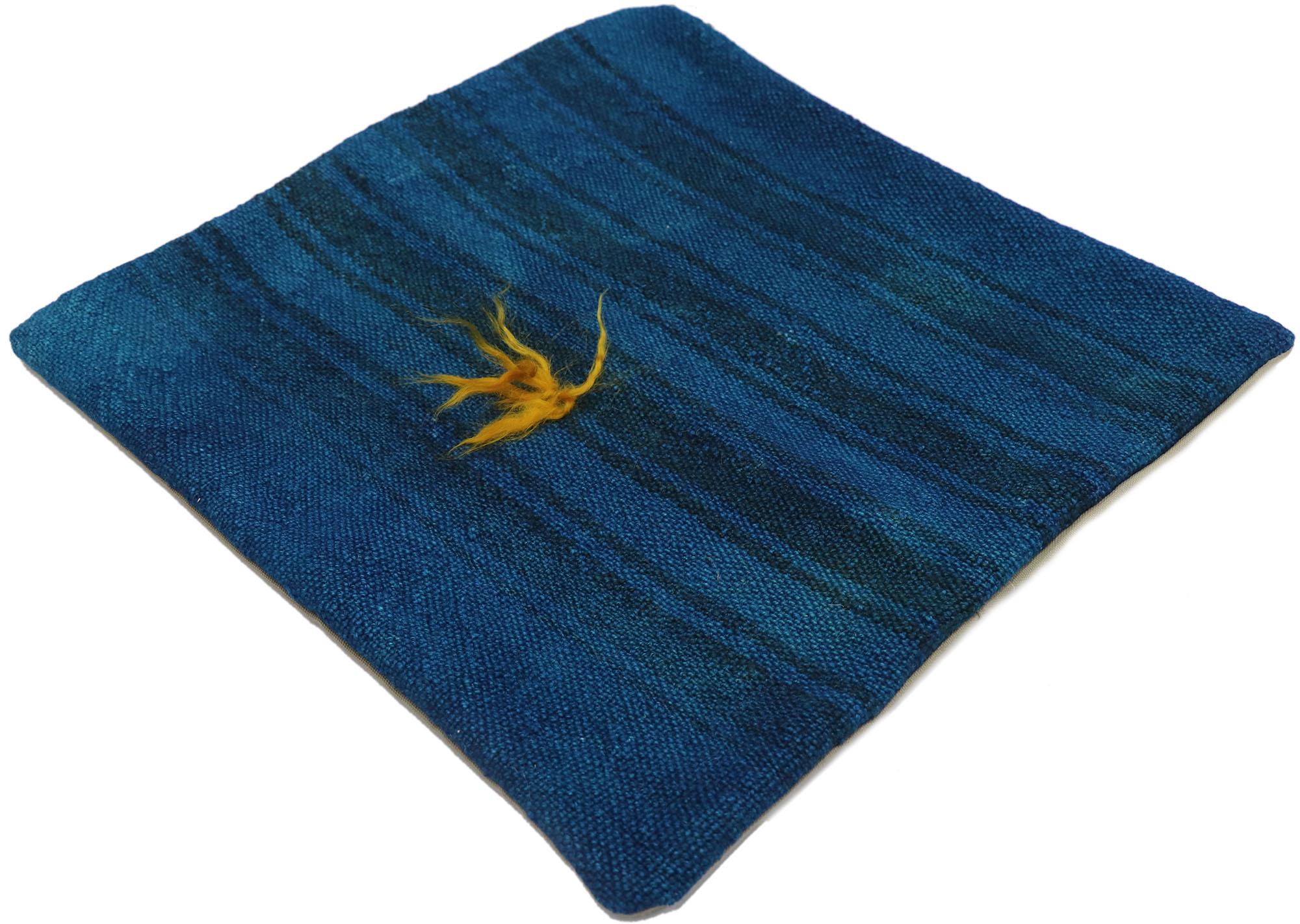 53639 Funda de Almohada Alfombra Turca Vintage, 01'05 x 01'06. Esta funda de almohada de alfombra turca vintage de lana anudada a mano encierra una profunda mezcla de encanto nómada y estética contemporánea, presentándose como un elemento esencial