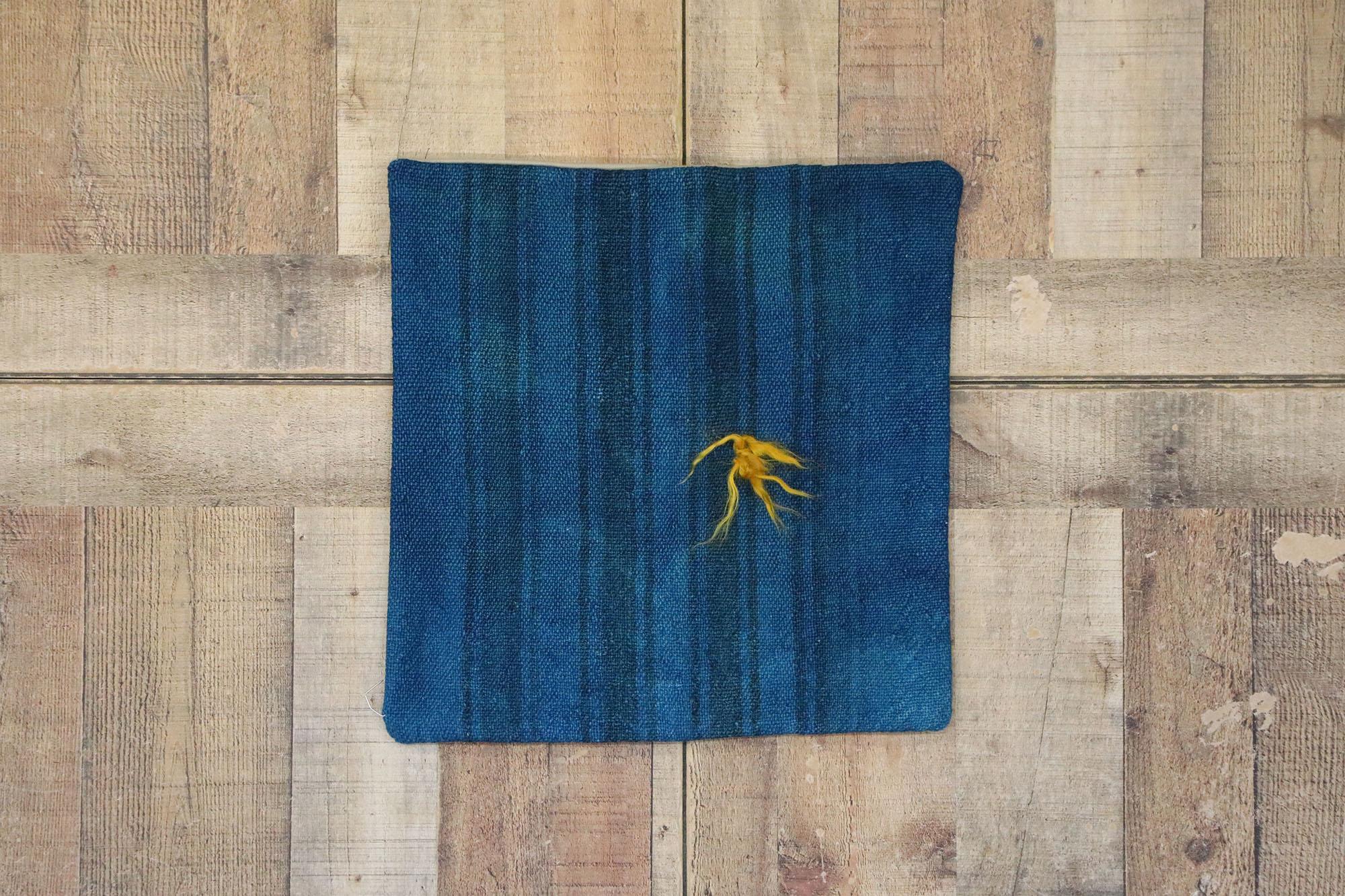 Alfombra de lana turca azul vintage Funda de cojín siglo XX en venta