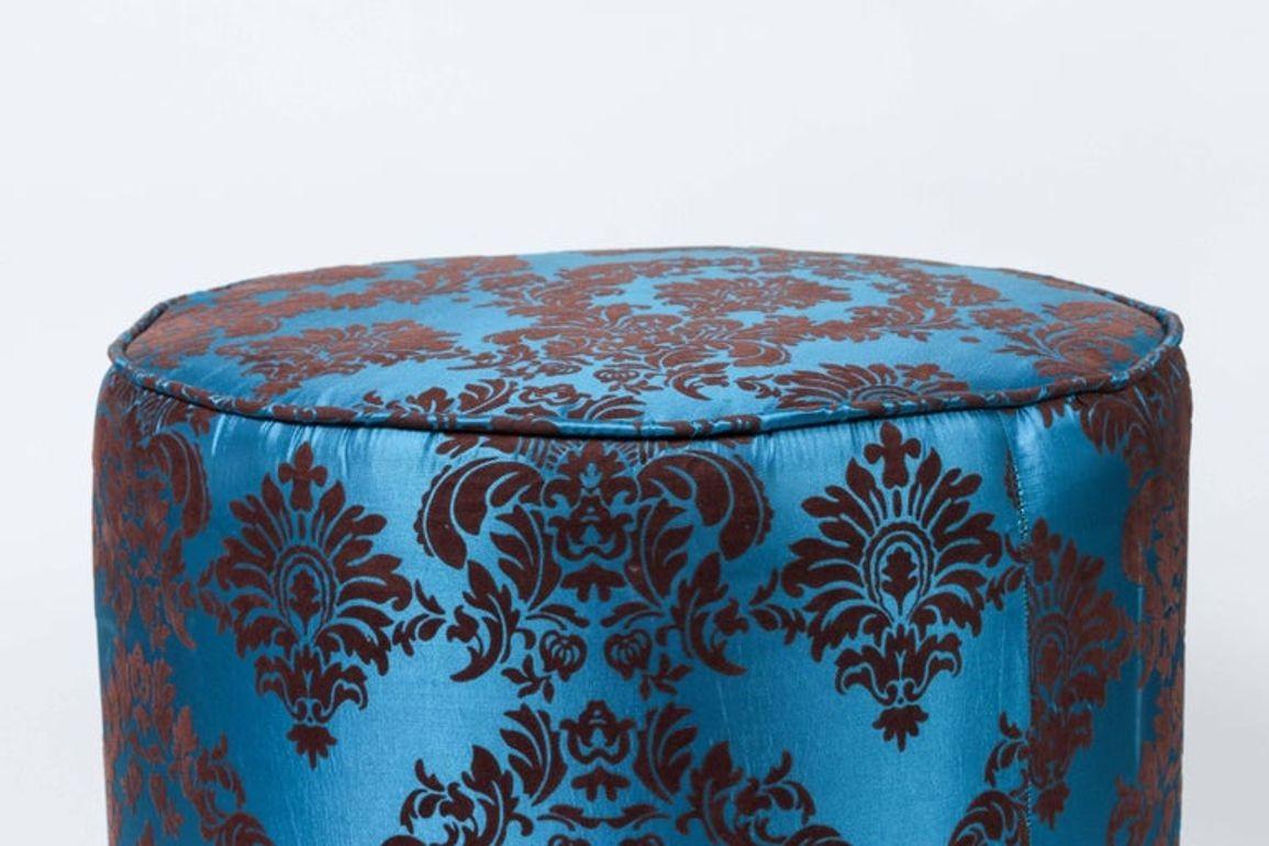 Un ottoman marocain rond ou un tabouret de coiffeuse audacieux et glamour en bleu avec un revêtement en damas de velours noir, présentant une texture de taffetas floral en relief. Cette pièce remarquable évoque à la fois le chic hippie des années