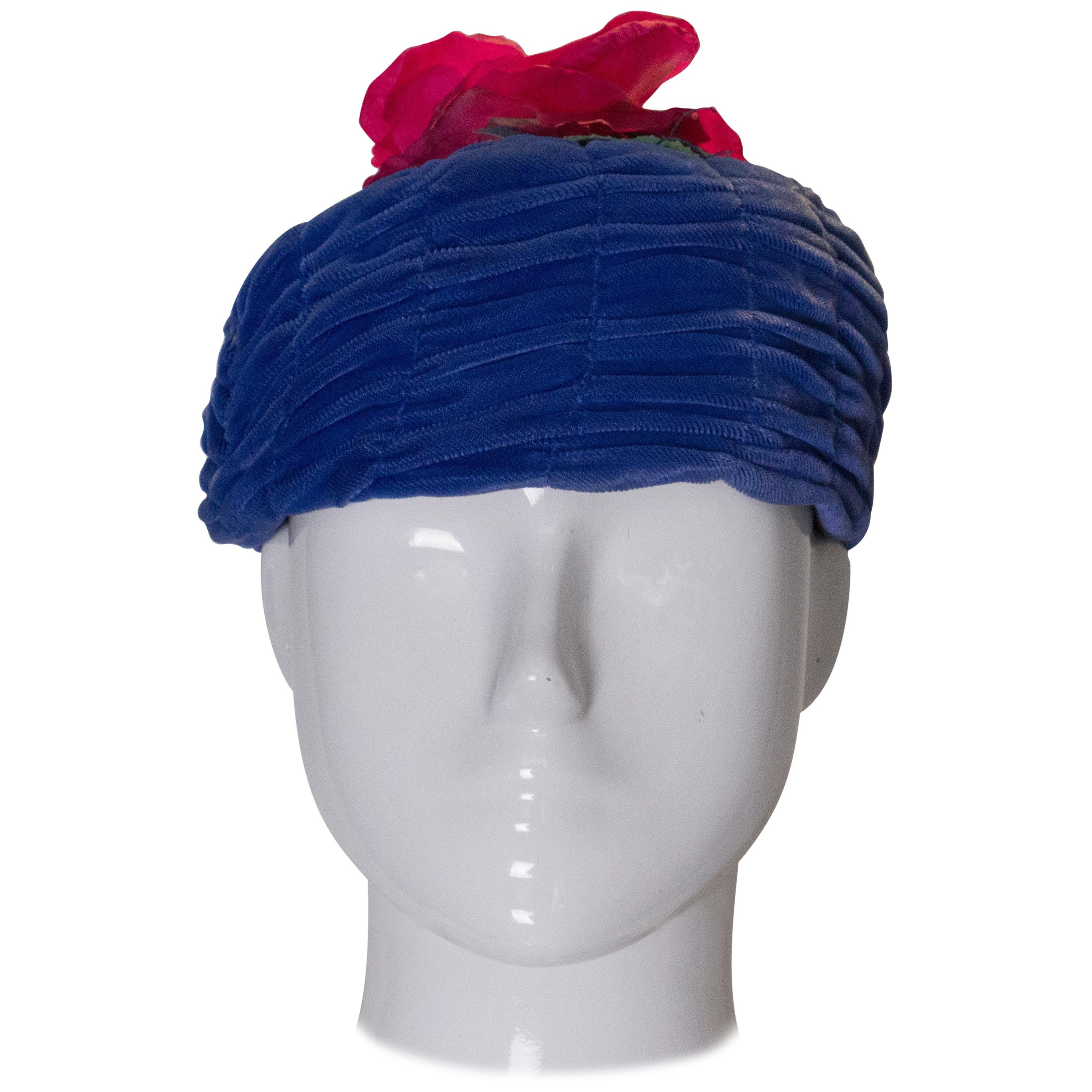 Blauer Samthut mit rosa Blumen