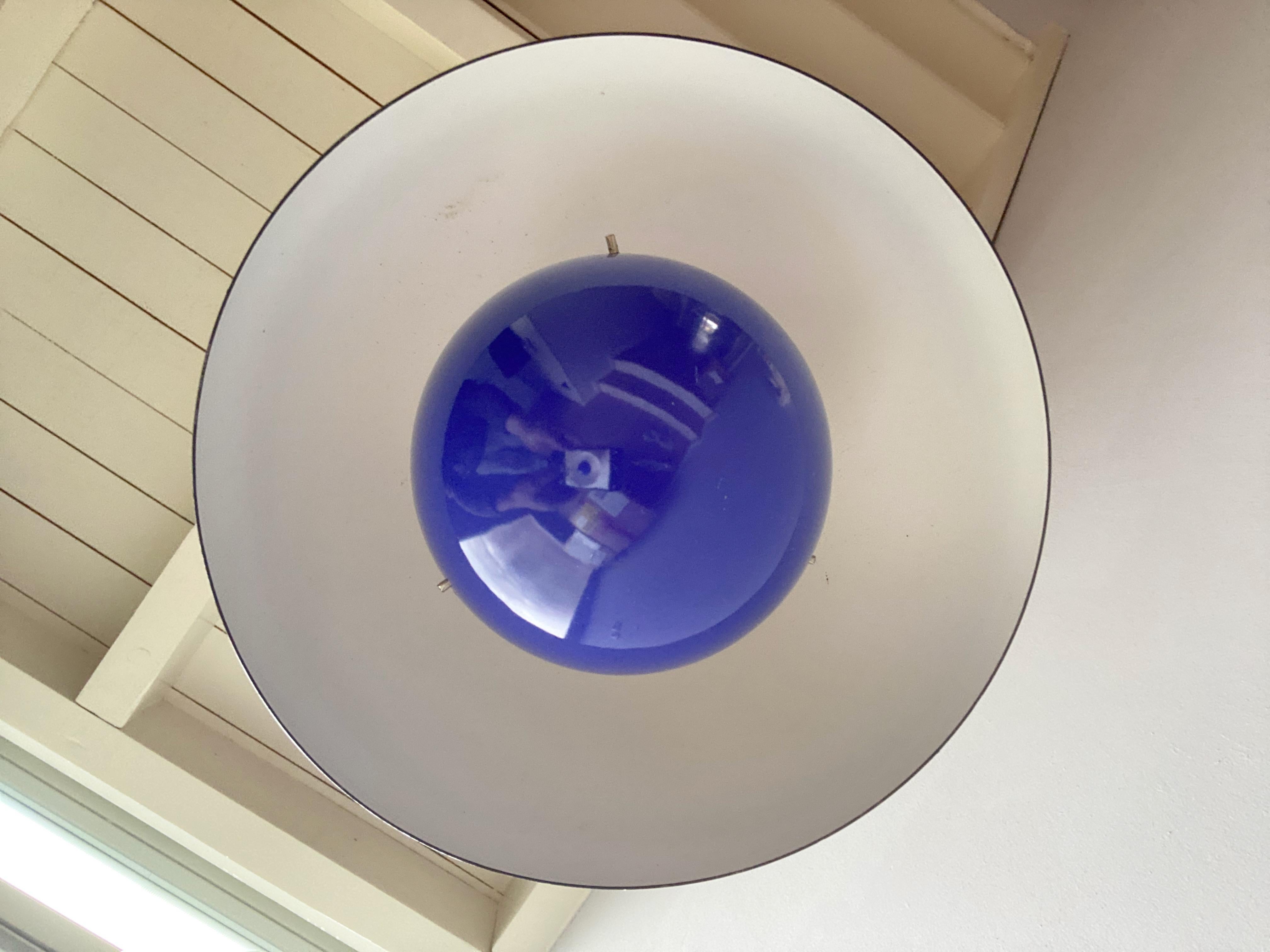 Nice blue enamel flowerpot pendant lamp design Verner Panton in 1968 produced by Louis Poulsen, Made in Denmark. In enameled metal no more in production. The lamp is in used condition. No parts missing, with new yellow fabric electric cord and signs