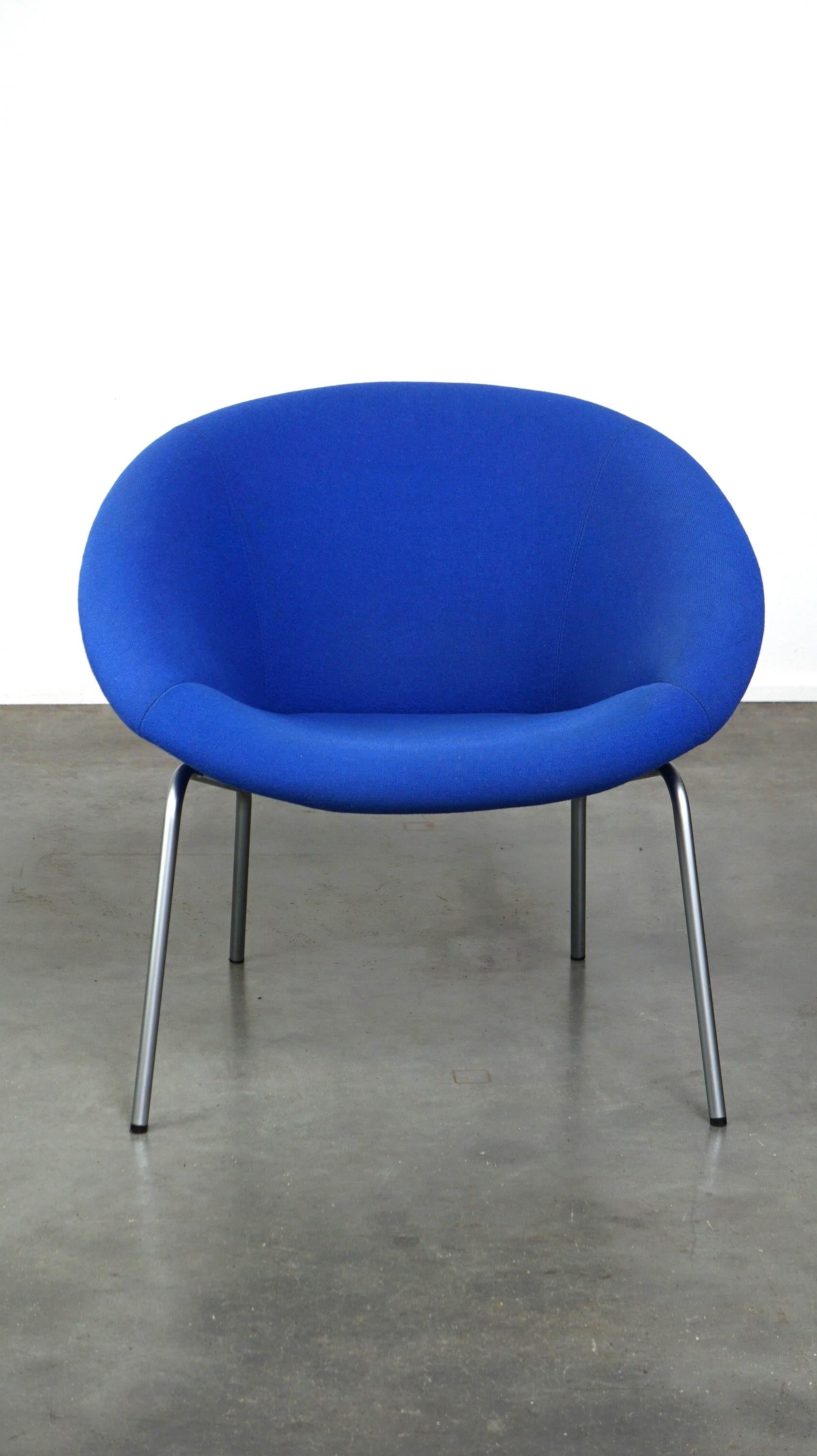This fantastic vintage lounge chair, model 369, was designed by the German designer Walter Knoll in 1956. This is an original later edition. It is a timeless addition to both classic and modern interiors. The chair features an elegant design and