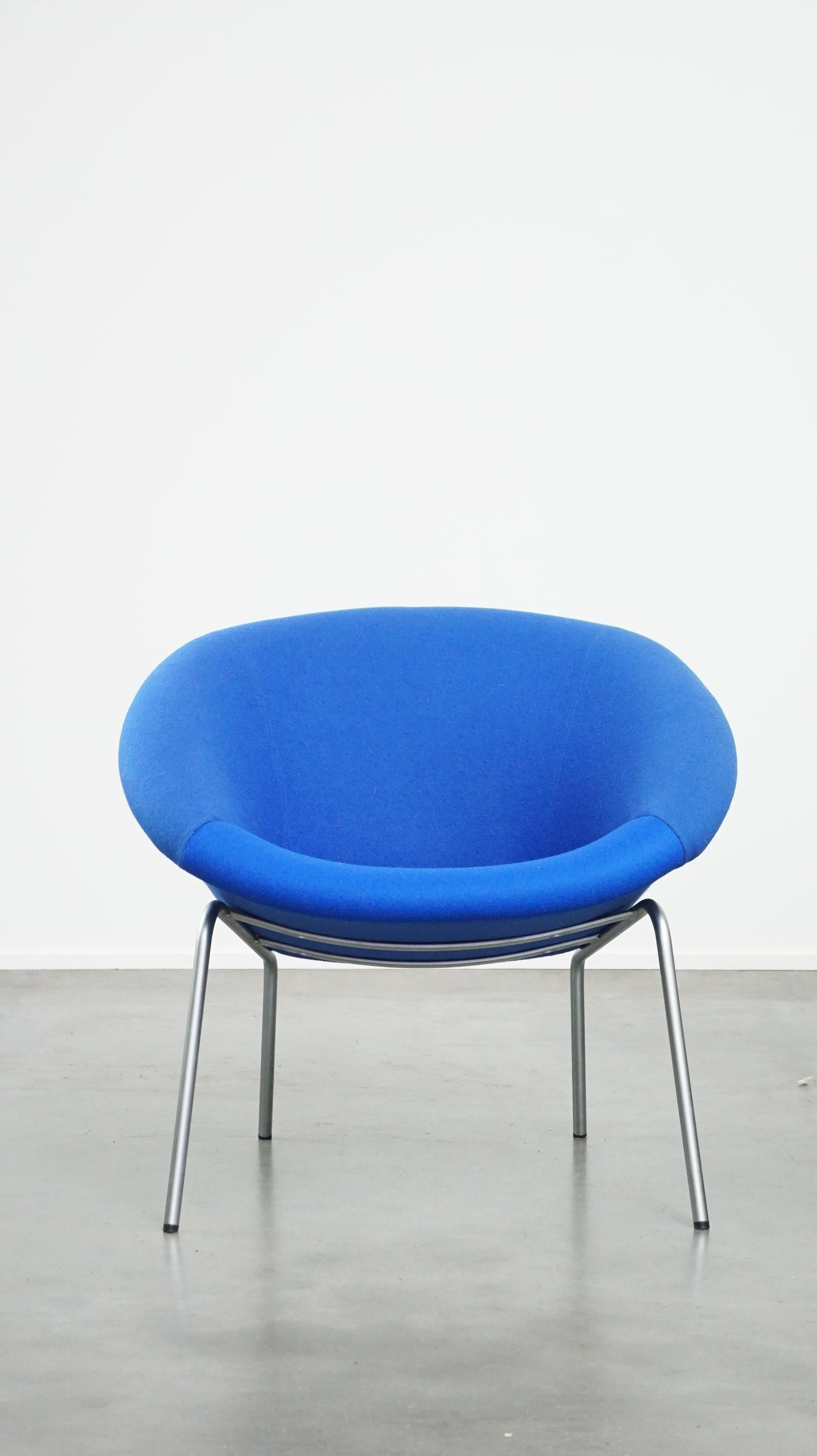This fantastic vintage lounge chair model 369 was designed by German designer Walter Knoll in 1956, and this is an original later edition. It is a timeless addition to both classic and modern interiors. The chair features a beautiful design and is
