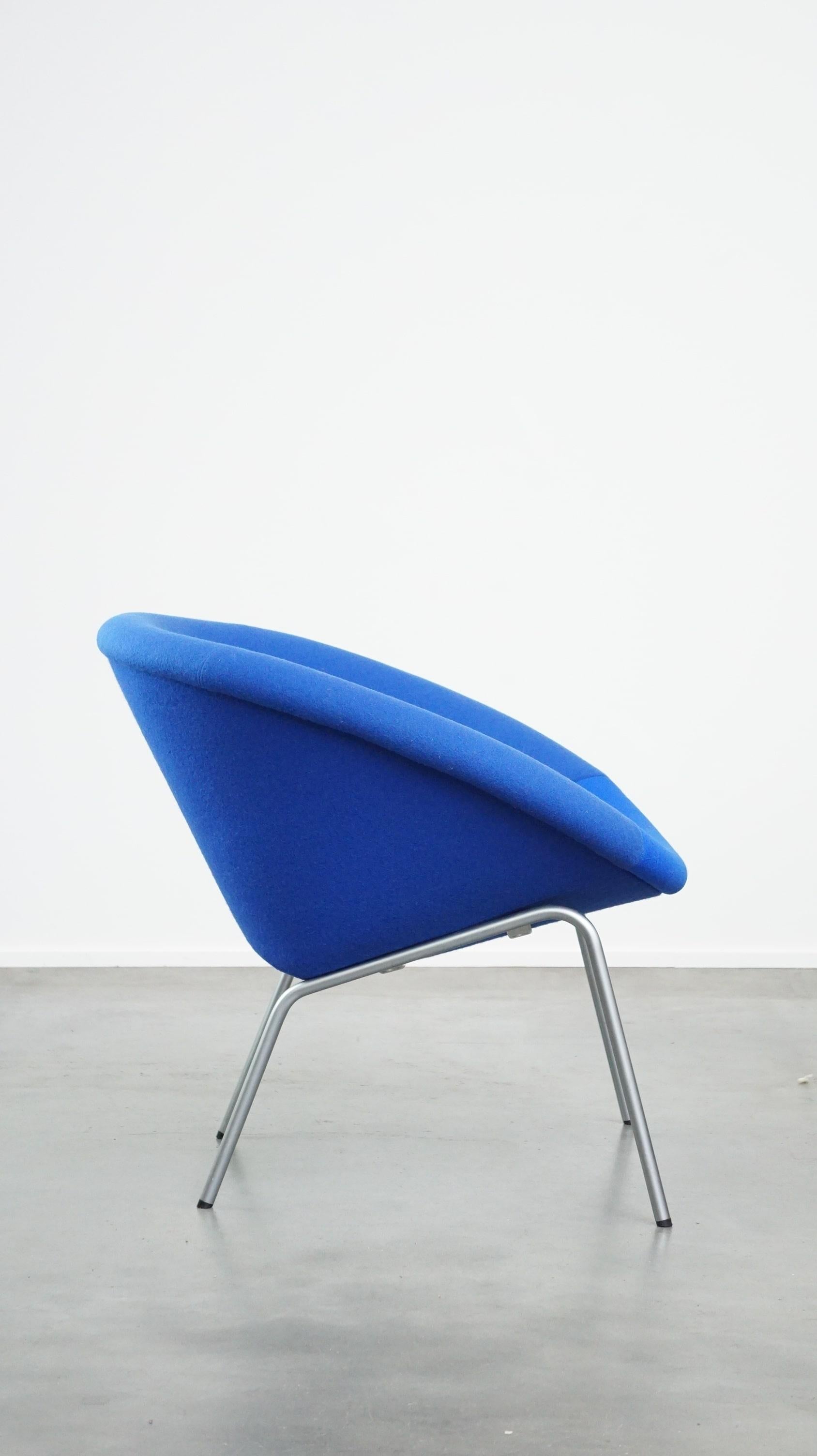 Hand-Crafted Vintage blue Walter Knoll German design lounge chair model 369 with a new seat For Sale