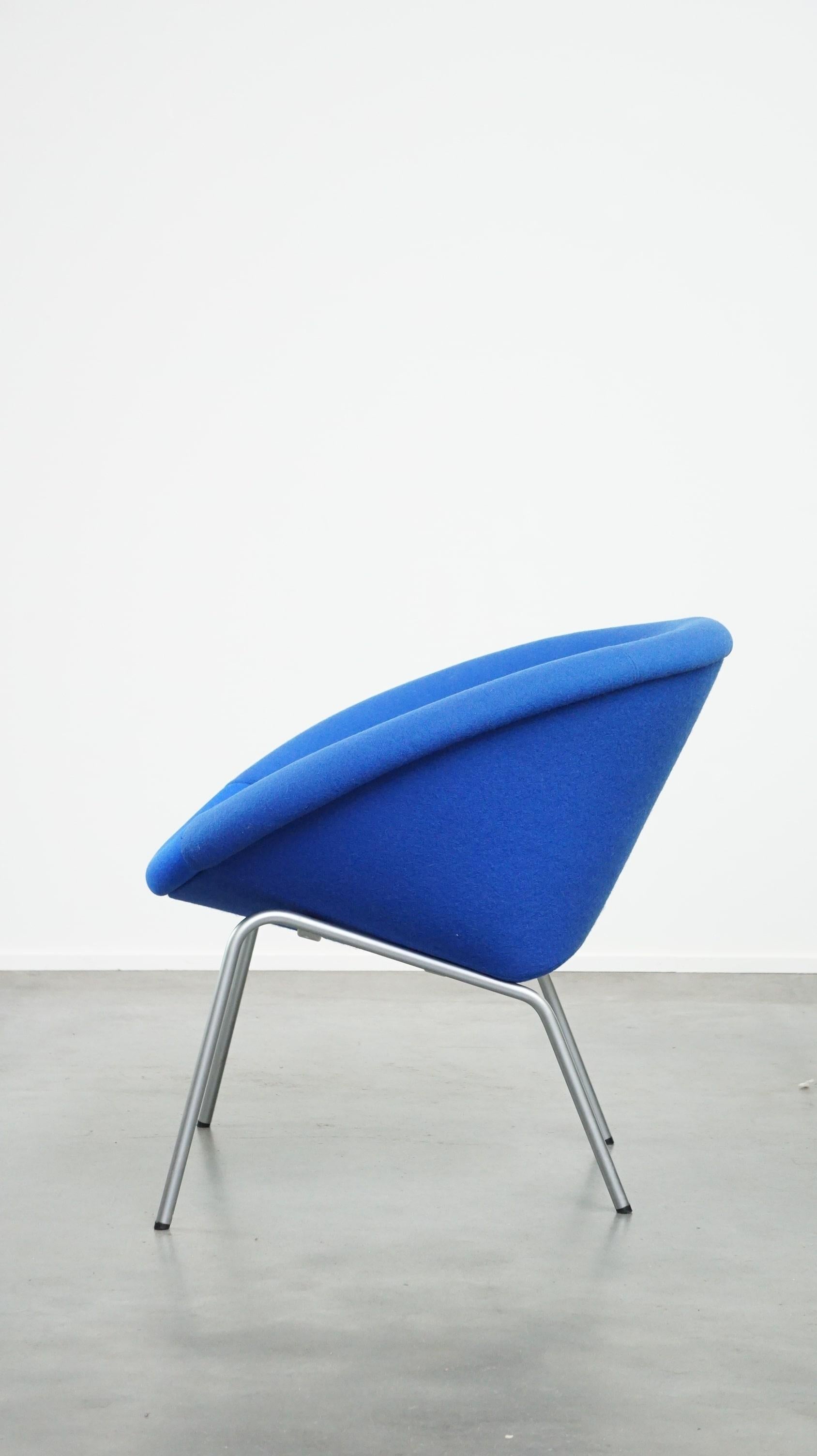 Mid-20th Century Vintage blue Walter Knoll German design lounge chair model 369 with a new seat For Sale