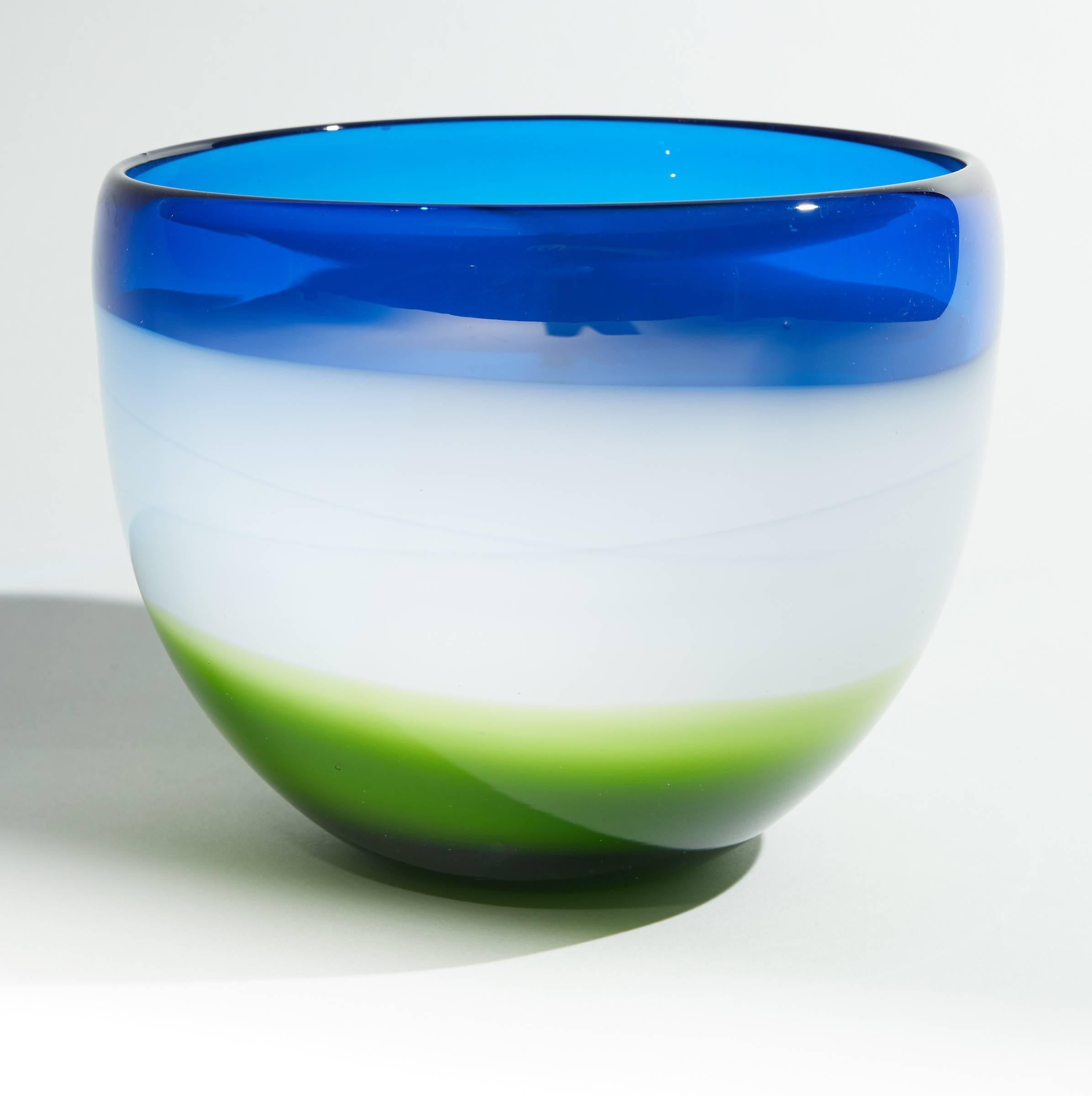 Vintage Blue White and Green Murano Glass Bowl In Good Condition For Sale In Montreal, QC