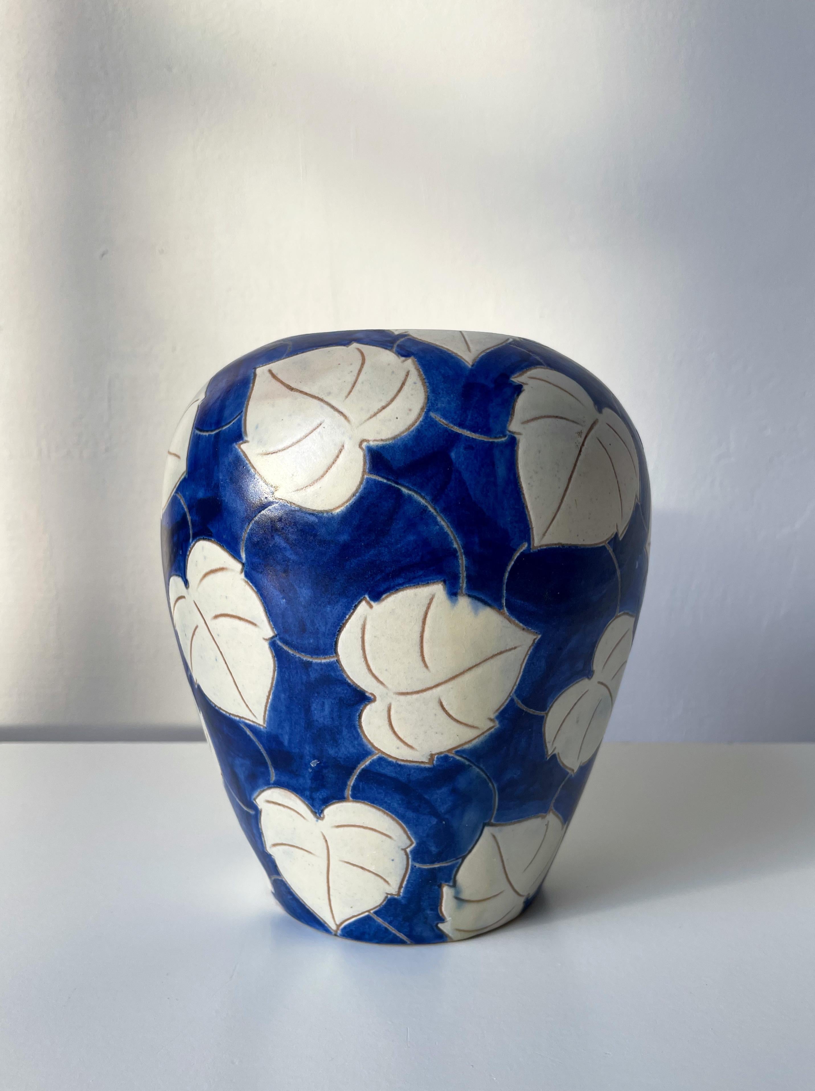 Dänische blau-weiße geblümte Vase aus Eslau, 1950er Jahre (Skandinavische Moderne)