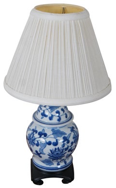 Vintage Blue & White Porcelain Chinese Ginger Jar Wood Base Boudoir Table Lamp