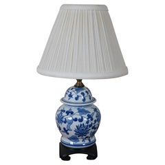 Lampe de bureau boudoir vintage en porcelaine bleue et blanche avec base en bois de jarre à gingembre