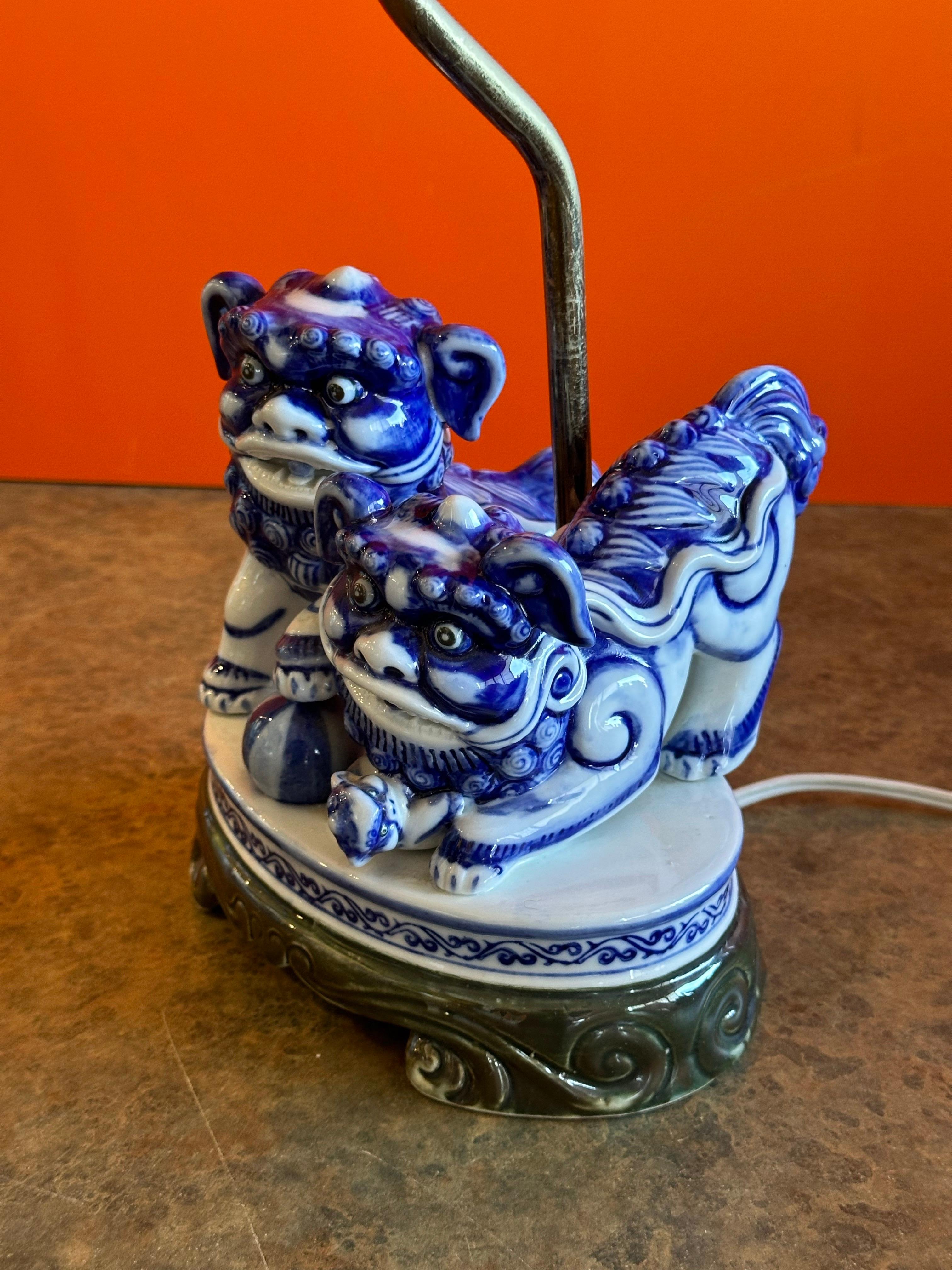 Lampe de bureau vintage en porcelaine bleue et blanche avec chiens Foo en vente 3