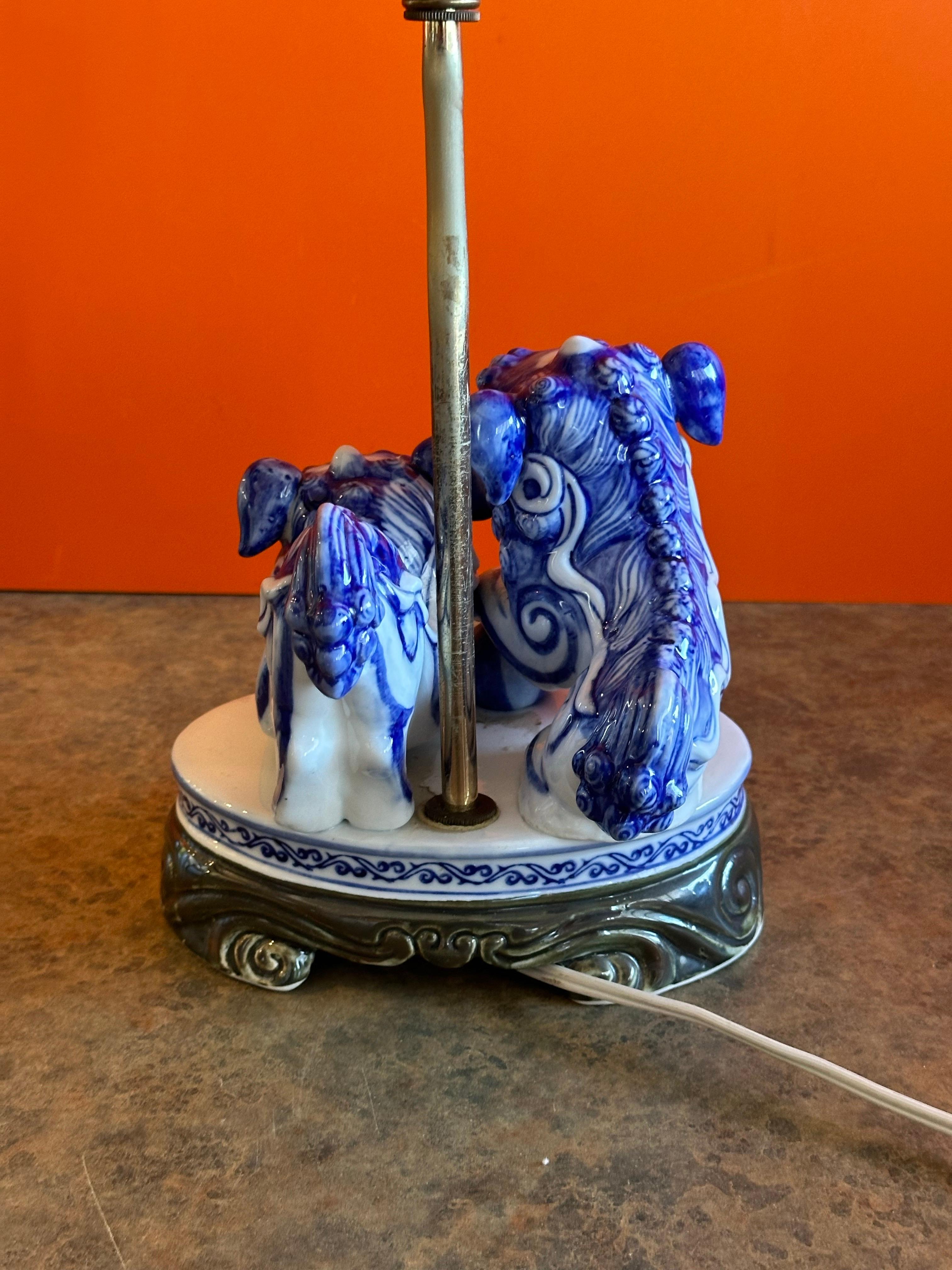 Lampe de bureau vintage en porcelaine bleue et blanche avec chiens Foo en vente 4