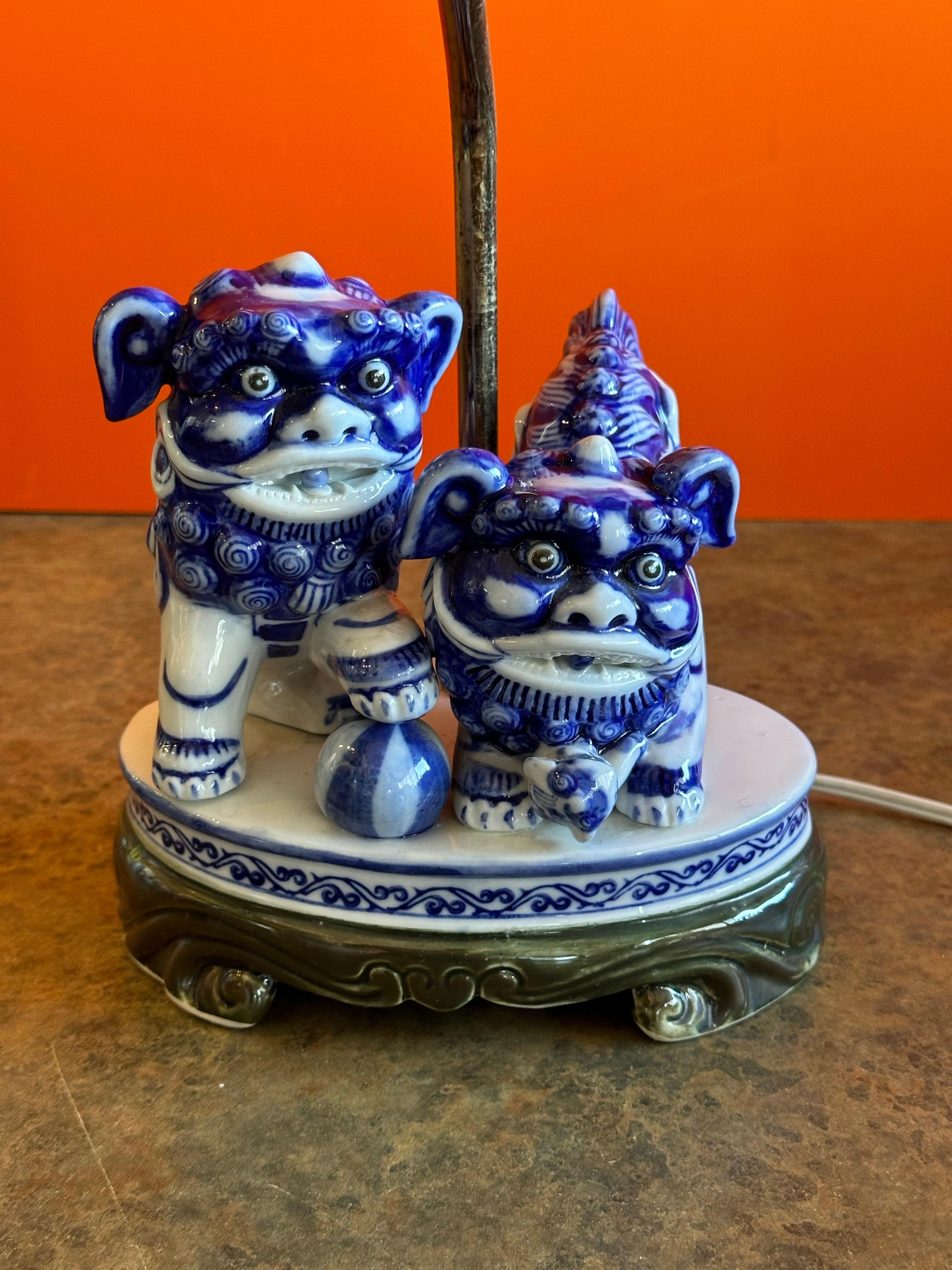 Lampe de bureau vintage en porcelaine bleue et blanche avec chiens Foo en vente 5