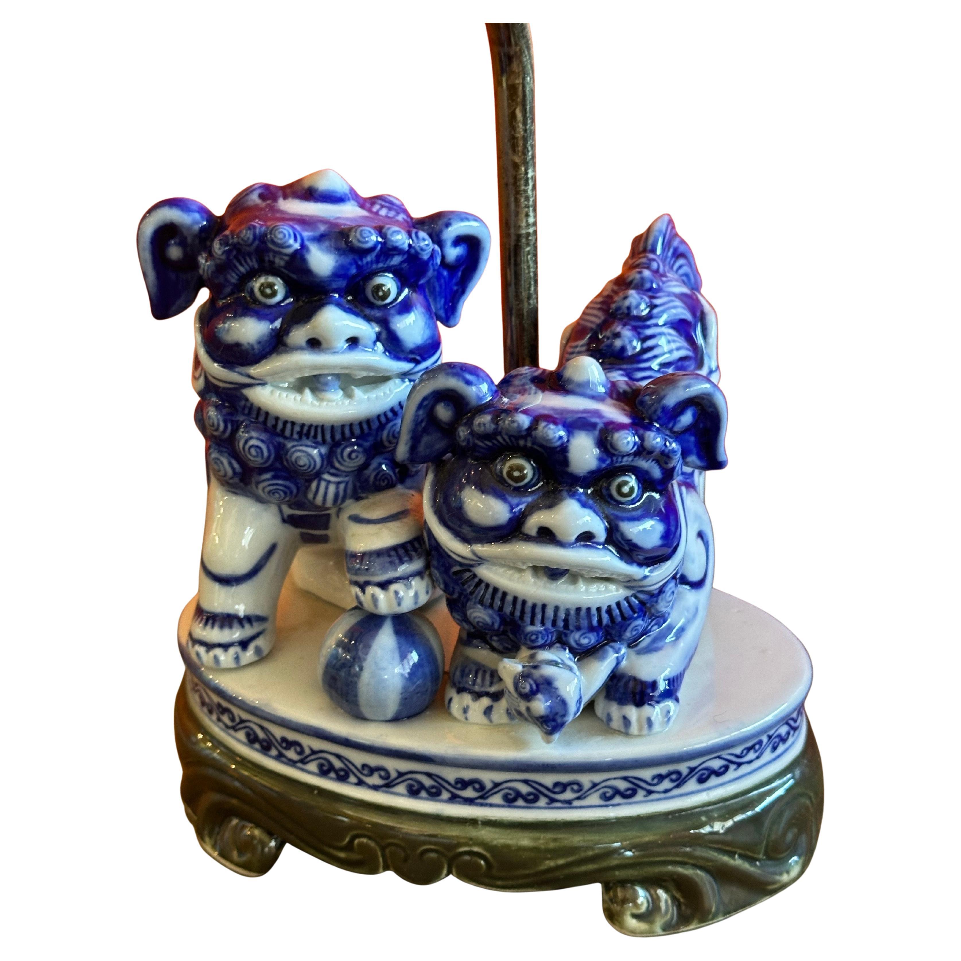 Exportation chinoise Lampe de bureau vintage en porcelaine bleue et blanche avec chiens Foo en vente