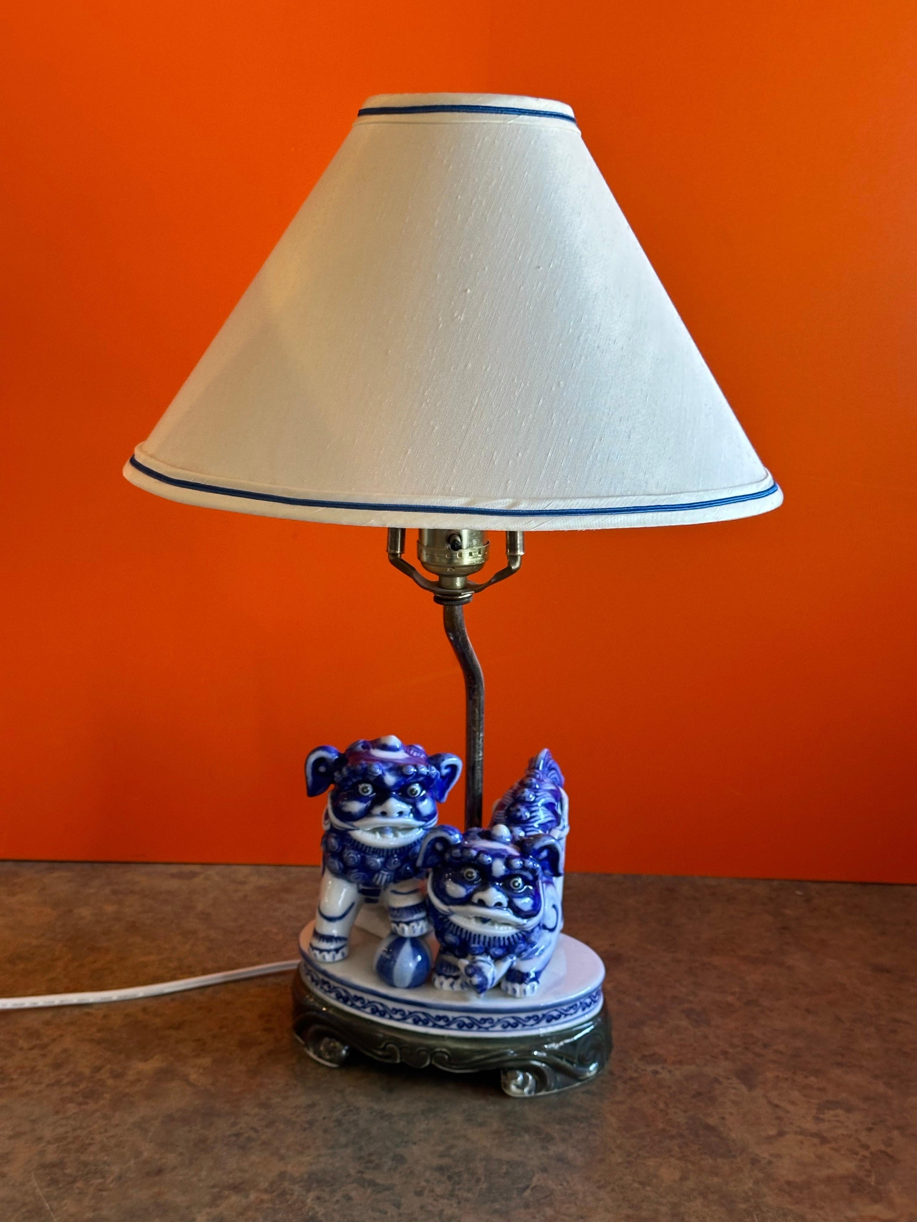 Chinois Lampe de bureau vintage en porcelaine bleue et blanche avec chiens Foo en vente
