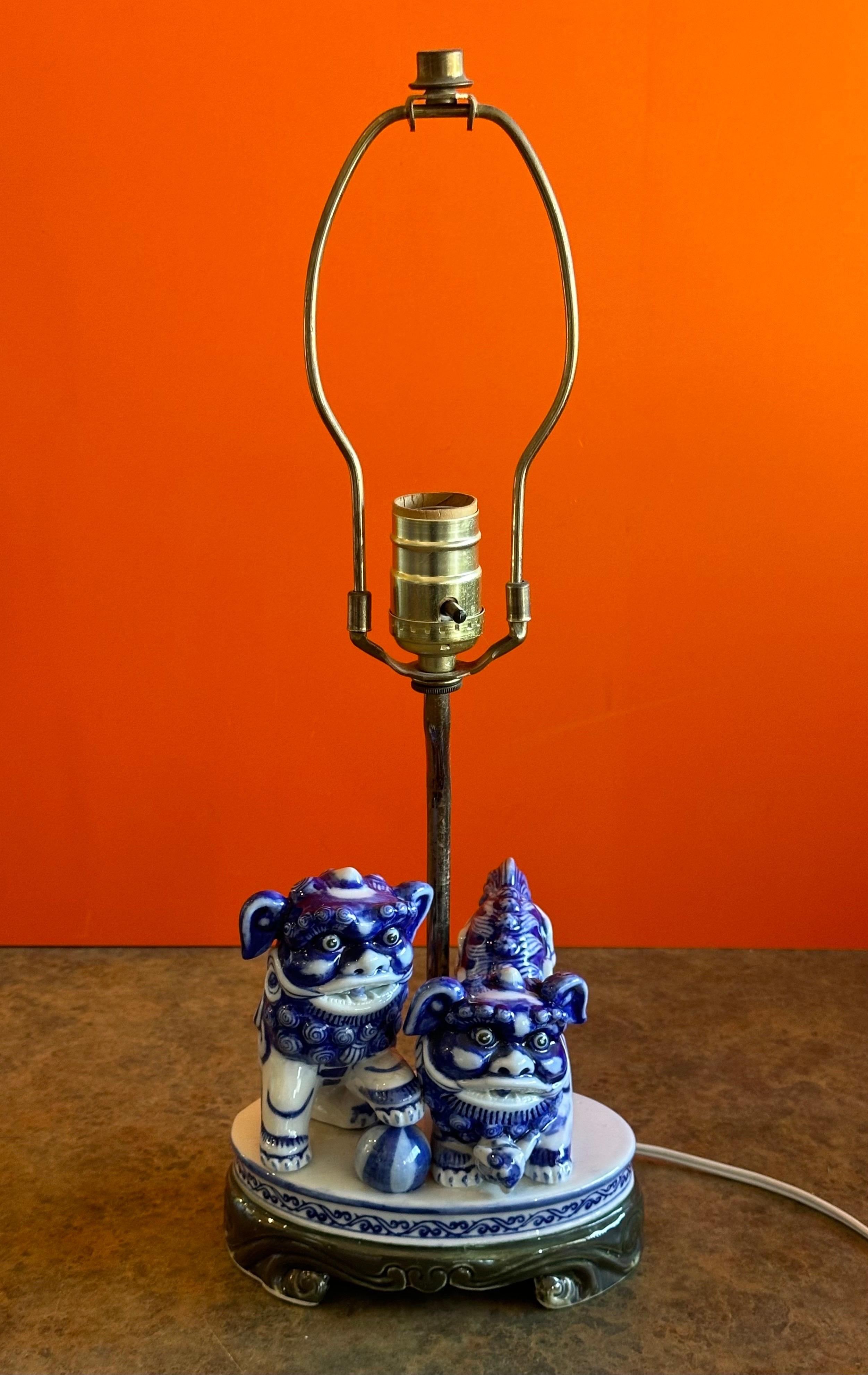 Lampe de bureau vintage en porcelaine bleue et blanche avec chiens Foo Bon état - En vente à San Diego, CA