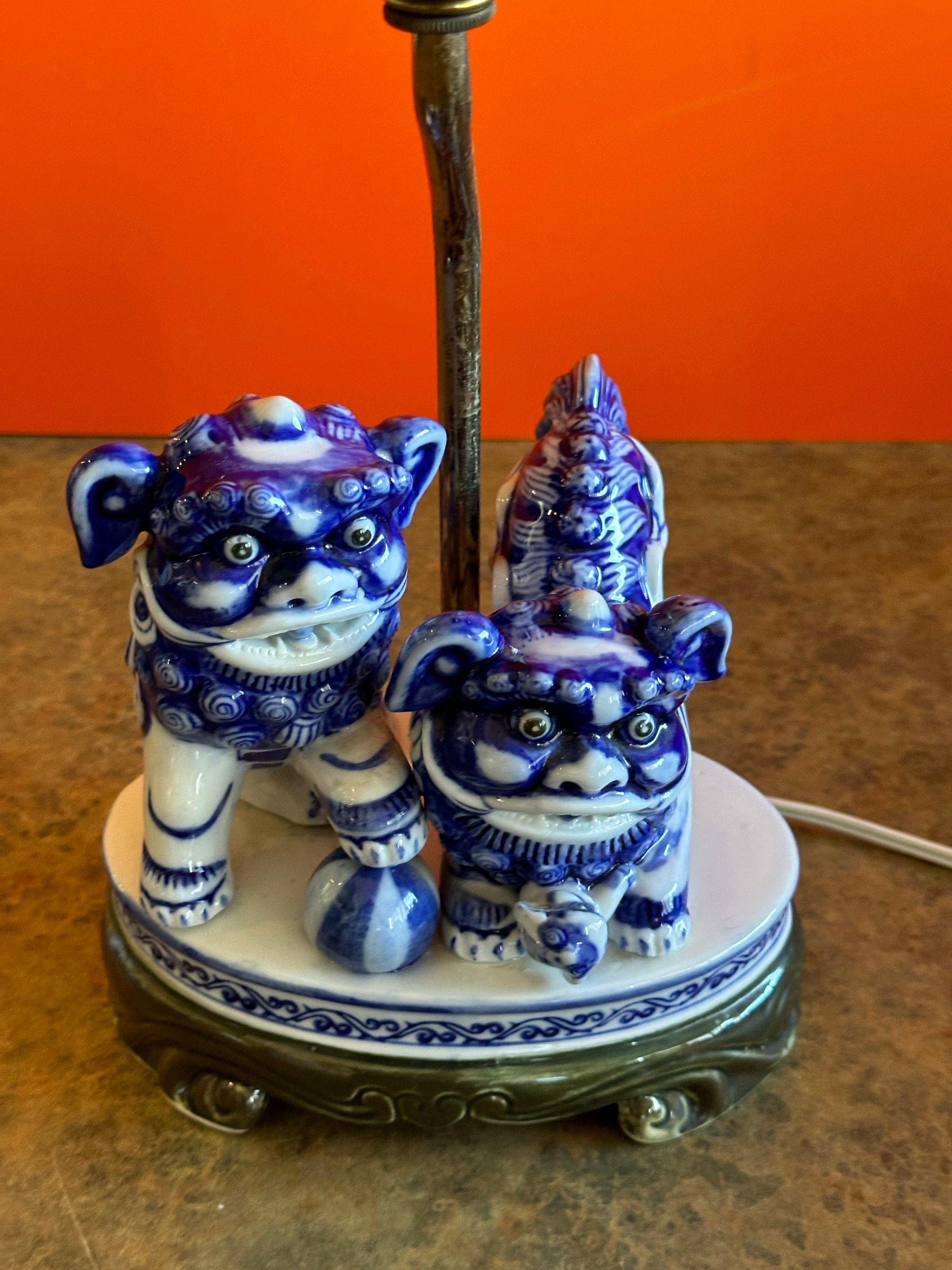 20ième siècle Lampe de bureau vintage en porcelaine bleue et blanche avec chiens Foo en vente