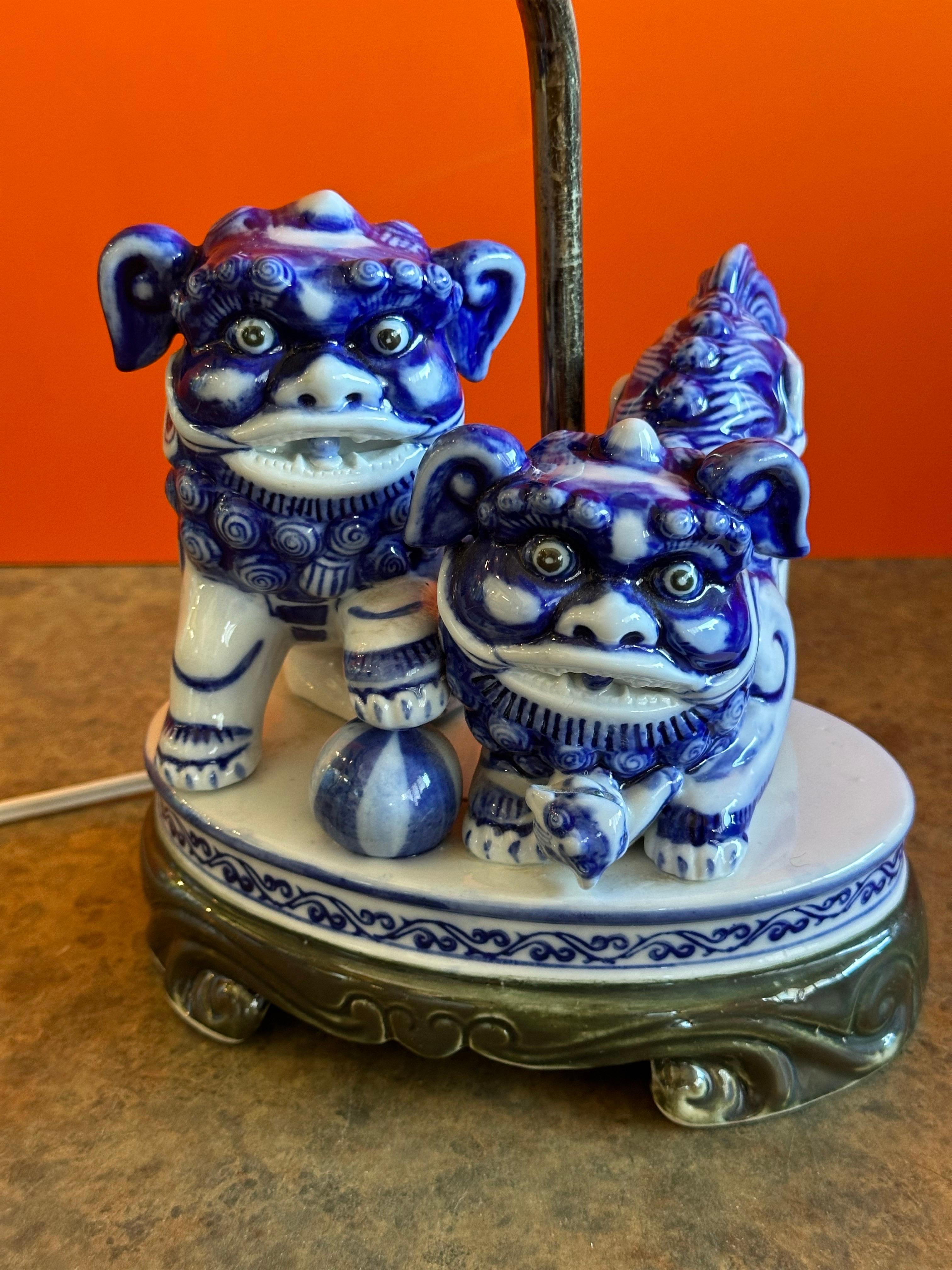 Laiton Lampe de bureau vintage en porcelaine bleue et blanche avec chiens Foo en vente