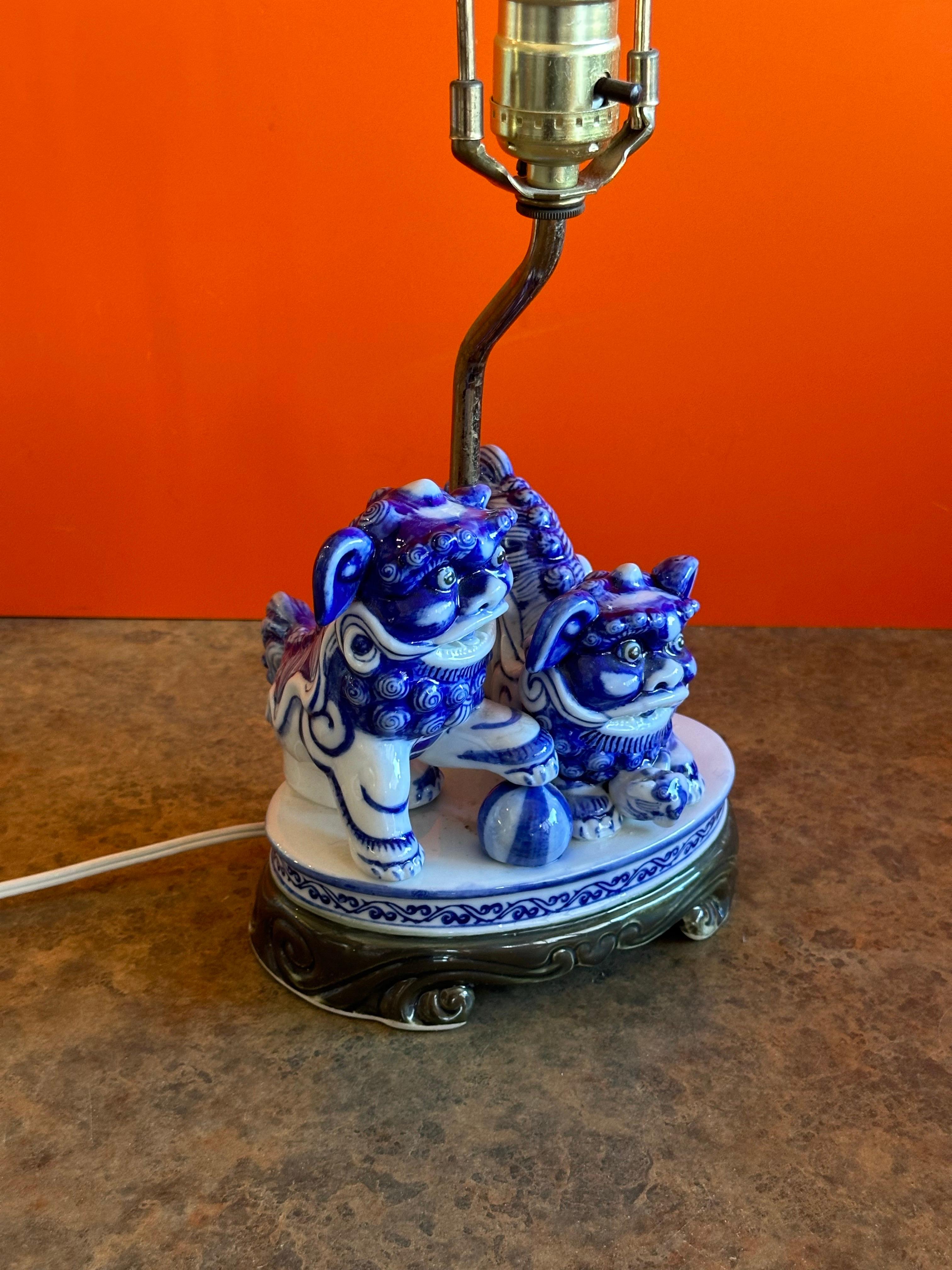 Lampe de bureau vintage en porcelaine bleue et blanche avec chiens Foo en vente 1