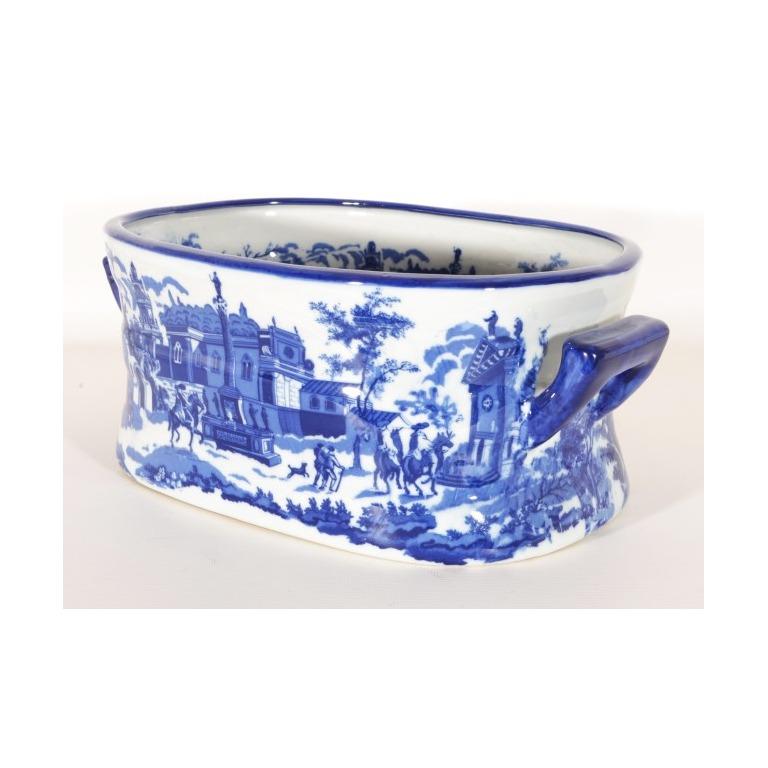 Si tratta di una deliziosa e decorativa fioriera vintage in Ironstone China bianca e blu che sarà perfetta con piante e fiori, ma è anche ideale per conservare giornali e riviste.

Risale all'ultimo quarto del XX secolo.

Con marchio sulla base che