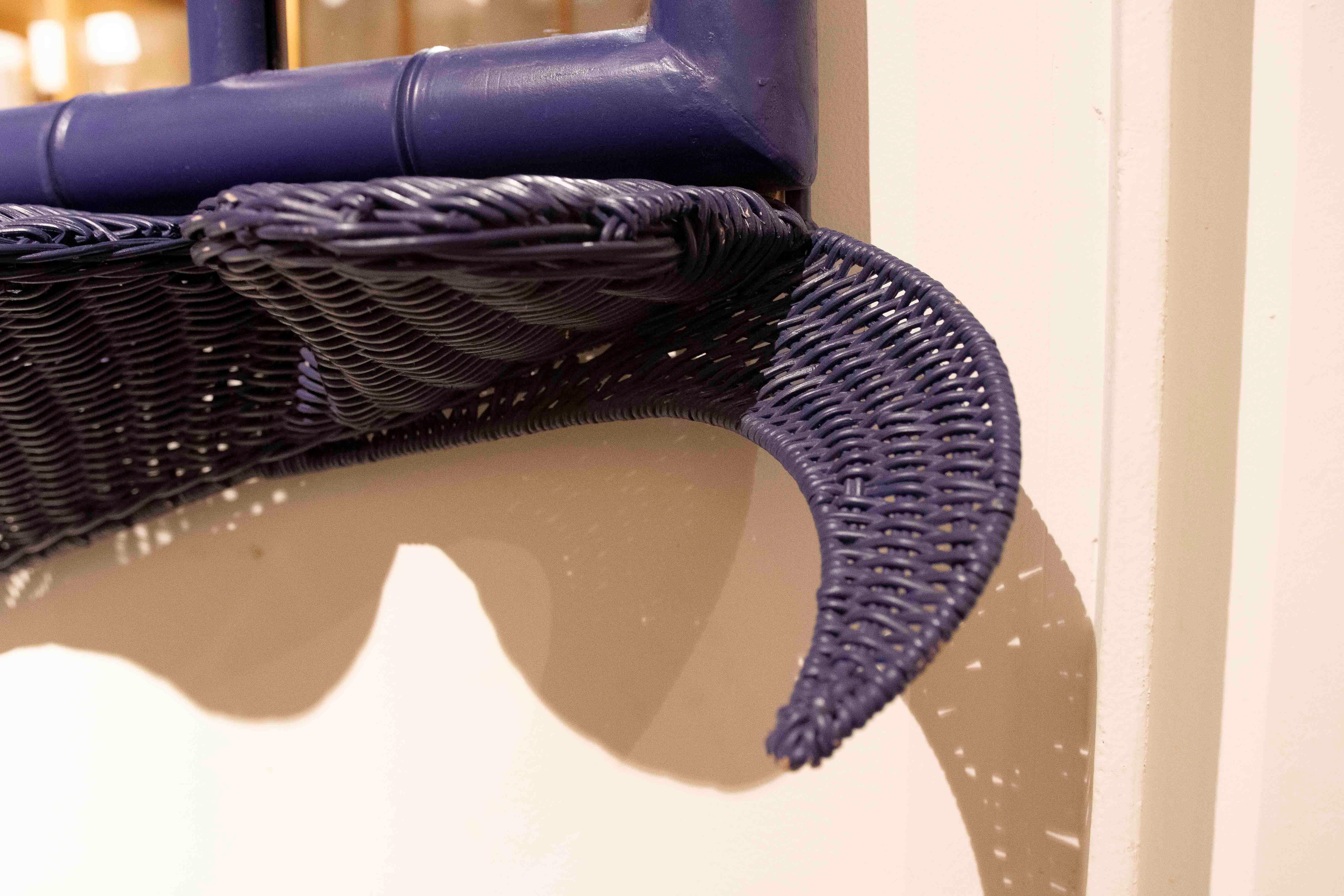 XXI secolo e contemporaneo Specchio a forma di pagoda in vimini blu vintage in vendita