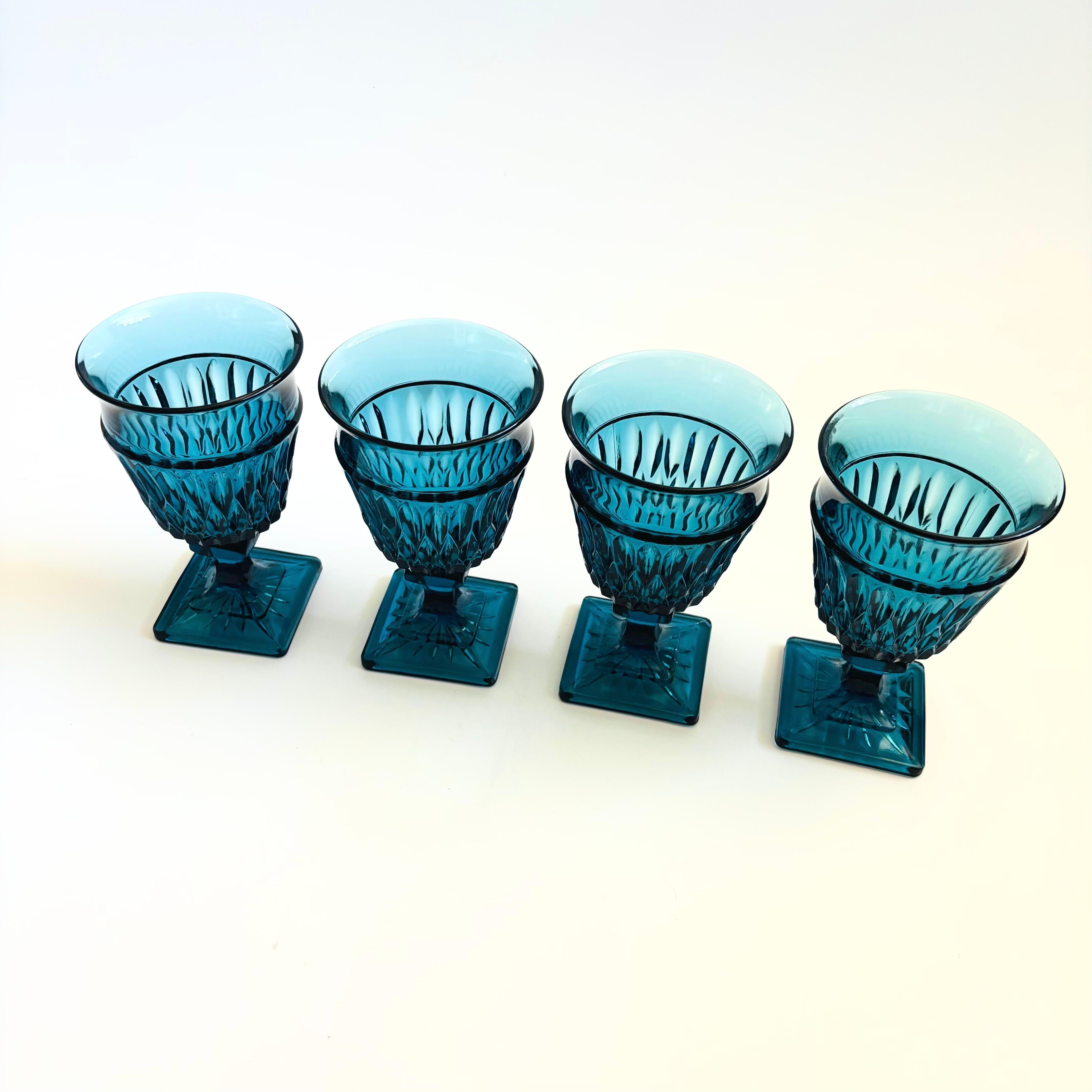 Ein Set von 4 wunderschönen Weingläsern mit einem schönen verschnörkelten Design aus dunkelblauem Glas. Hergestellt nach dem Muster Mt. Vernon von Indiana Glass. Perfekt für Wein oder Champagner.

