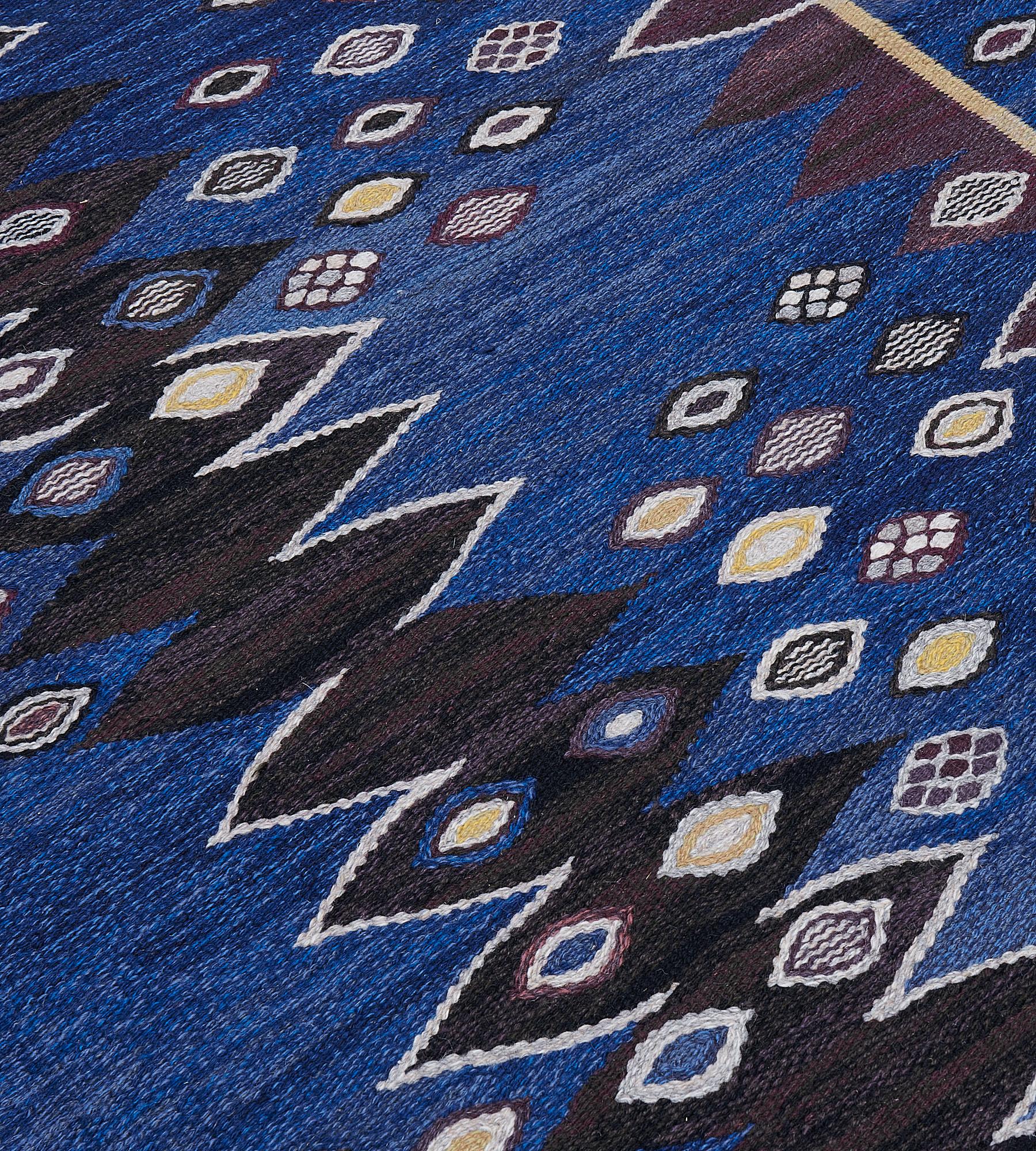 Drawing inspiration from the ocean, this vintage hand-woven Swedish rug, called the Snäckorna pattern, has strands of sea shells repeatadly strewn over a surface of varying blues. A Snäckorna is in the permanent collection of Nationalmuesum,