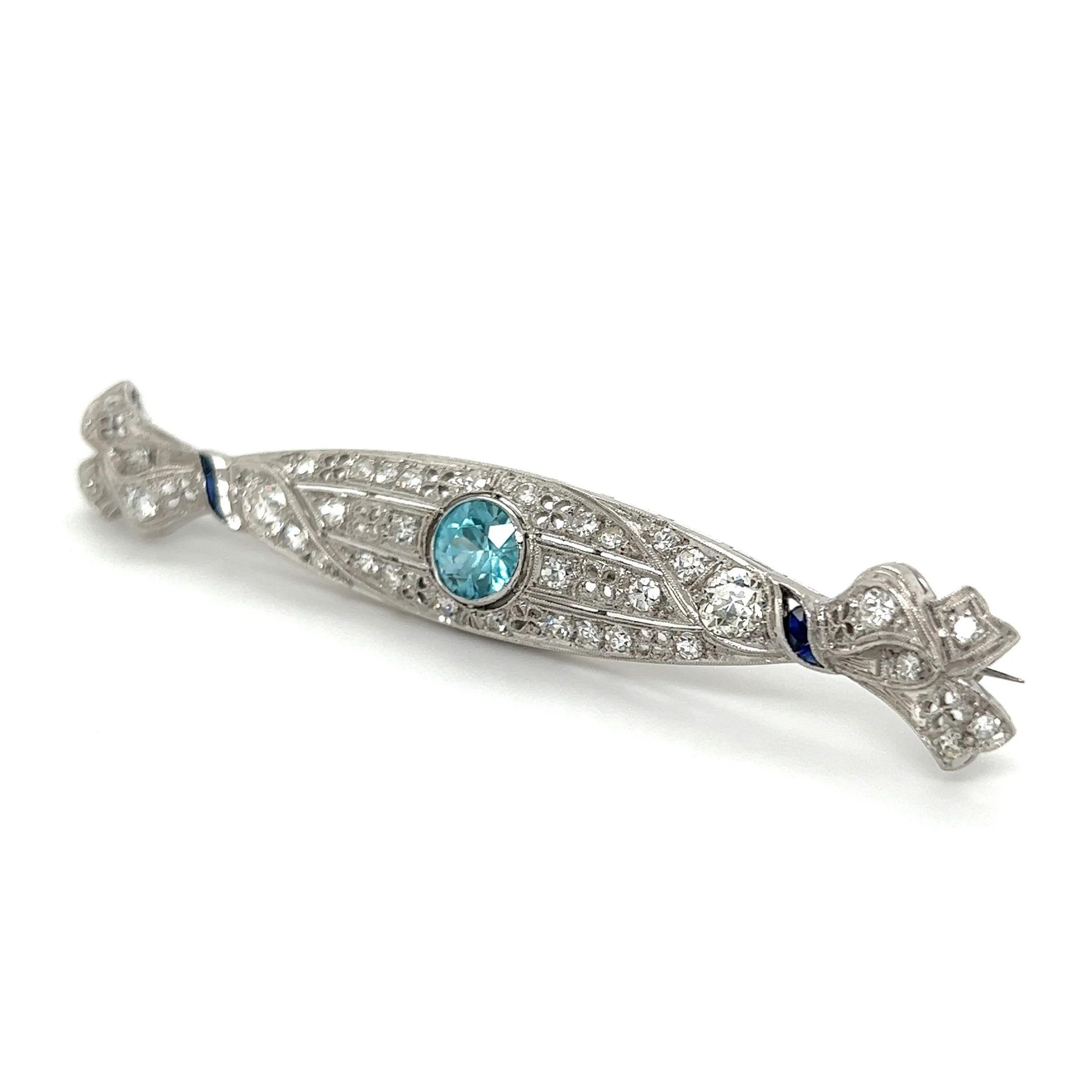 Vintage Blue Zircon Diamond and Sapphire Platinum Art Deco Bar Brooch Pin In Excellent Condition For Sale In Montreal, QC