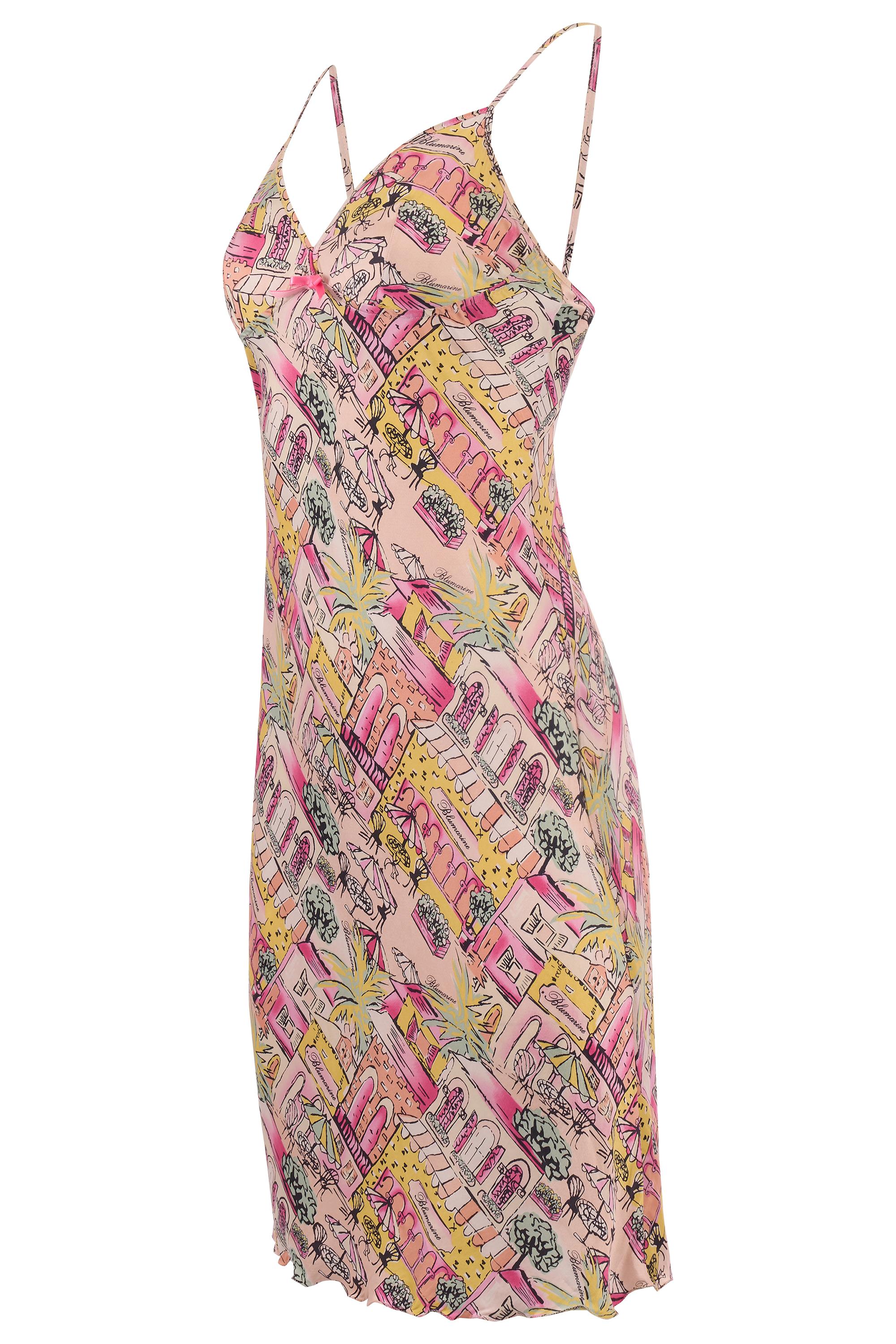 Robe vintage en soie rose de Blumarine. Bretelles fines, décolleté plongeant, ruban en forme de nœud rose, imprimé ville d'été sur toute la surface. Vintage, en excellent état.

Marque : Blumarine
Taille : UK 8-10
Couleur : rose
Taille de