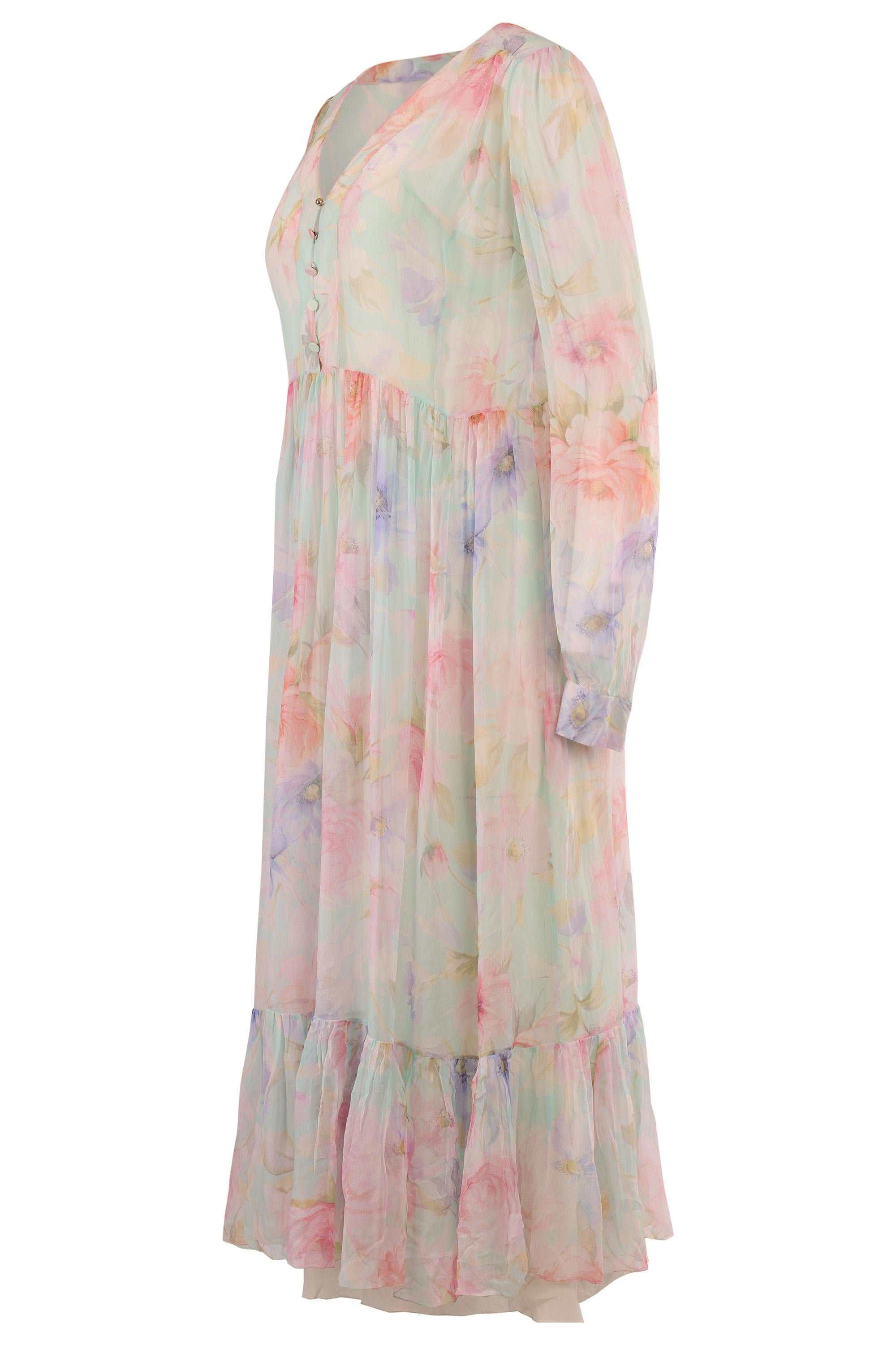 Vestido vintage Blumarine floral maxi semi transparente. Presenta un delicado estampado floral pastel en suaves tonos rosa, lavanda, menta y crema de mantequilla. Confeccionado en gasa ligera y semitransparente, presenta un favorecedor escote en V