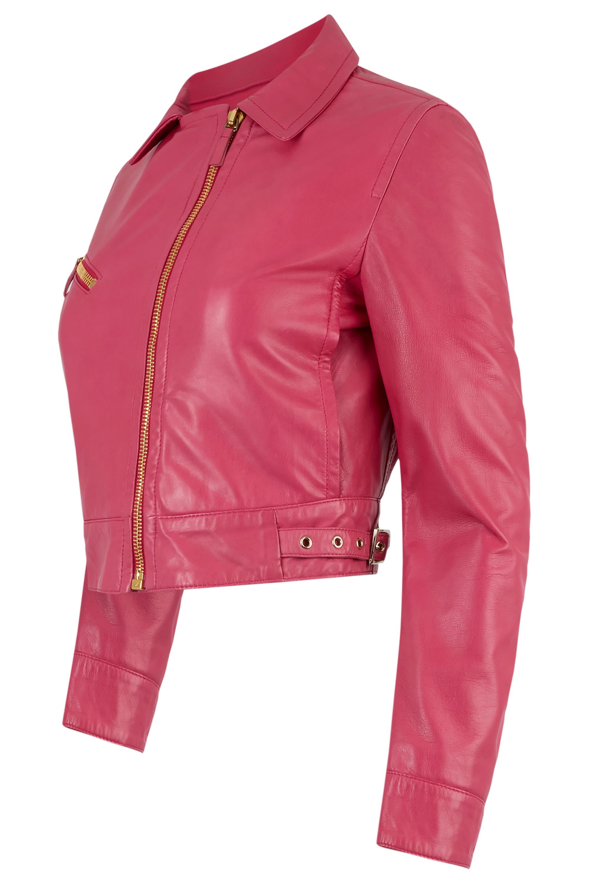 Veste de motard vintage Blumarine printemps/été 2008 en cuir rose. Il se compose d'un tissu en cuir rose souple, d'une coupe courte, d'une fermeture éclair dorée, d'une poche sur la poitrine et de deux poches de chaque côté. Fermeture à glissière