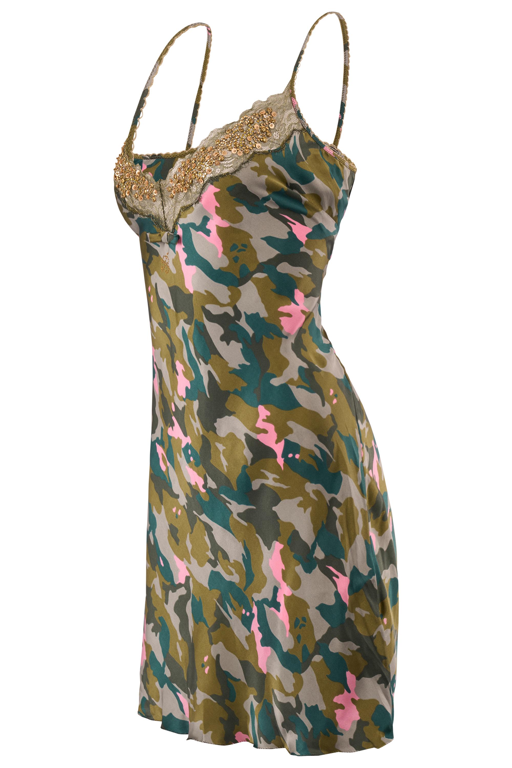 Vintage Blumarine Spring Summer 2010. Fabrice présente un tissu fluide et soyeux. Un imprimé camouflage audacieux en olive, vert forêt et taupe interrompu par des touches inattendues de rose bubblegum. L'encolure délicate bordée de dentelle est