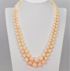 Collana a doppio filo di perle di corallo vintage con chiusura in oro 14 carati