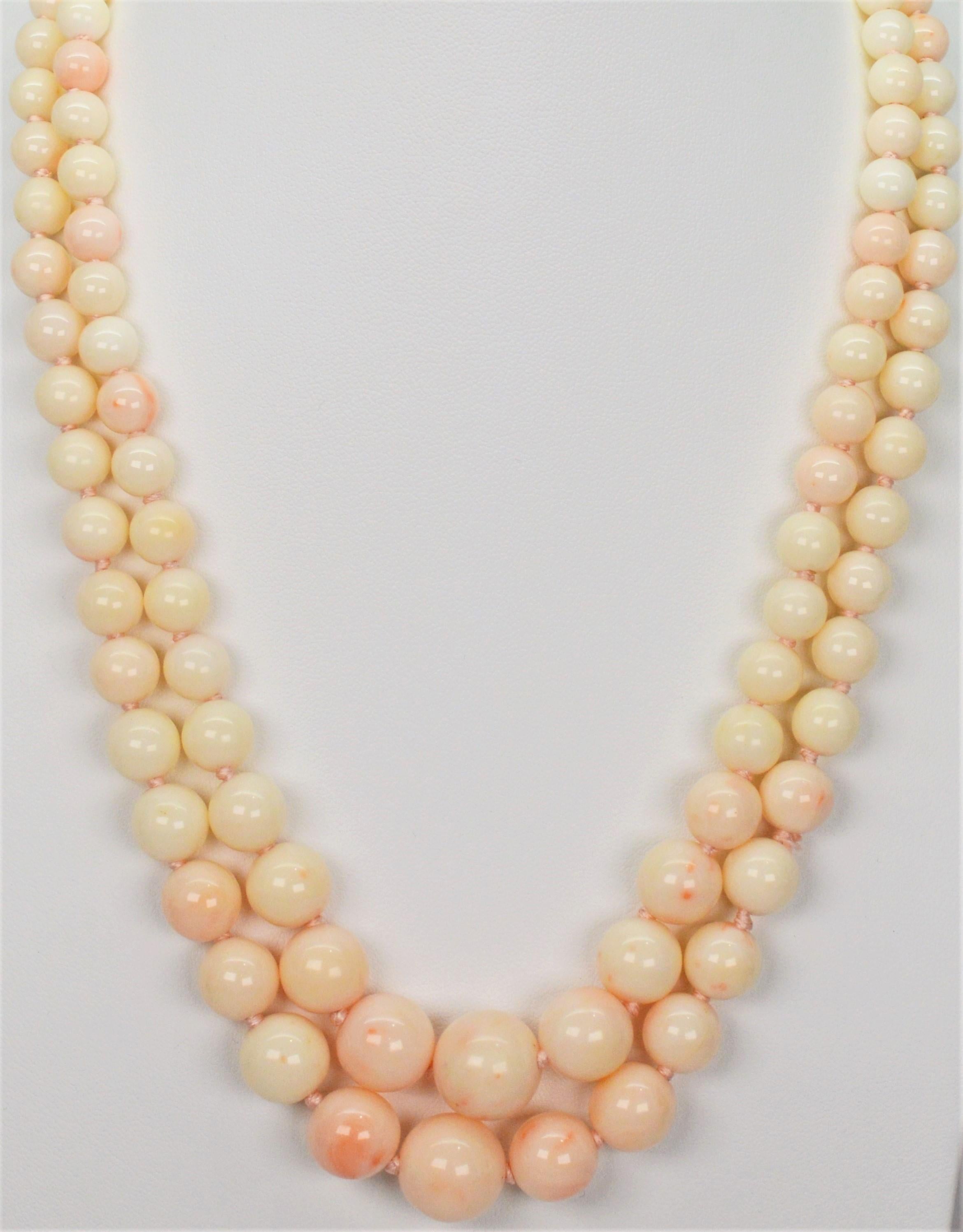 Taille ronde Collier vintage à double rang de perles de corail poudré avec fermoir en or 14 carats en vente