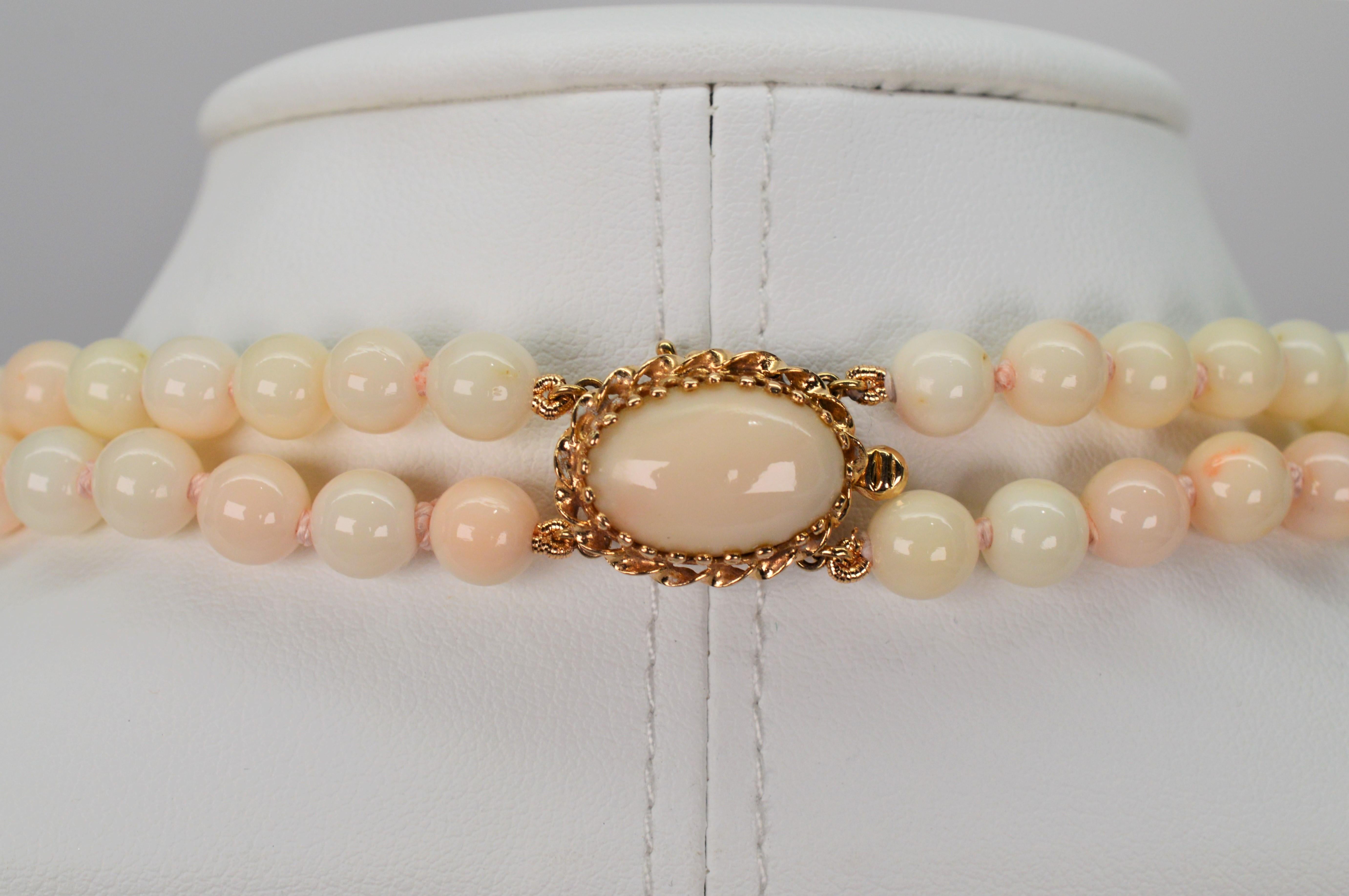 Collier vintage à double rang de perles de corail poudré avec fermoir en or 14 carats Pour femmes en vente
