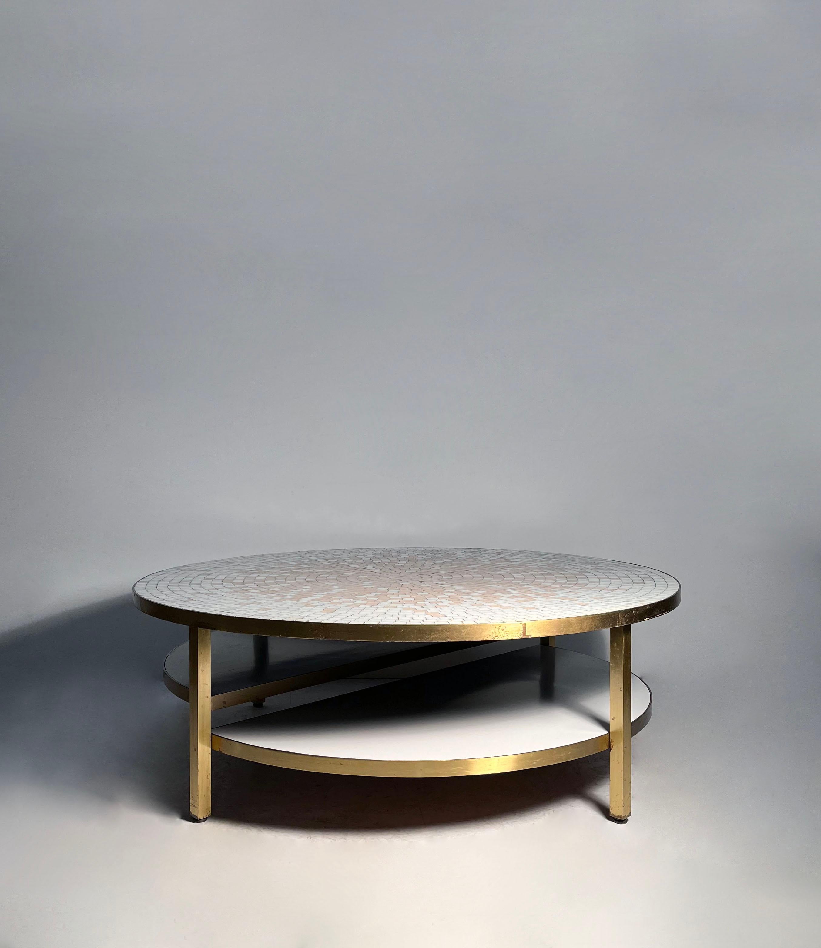 Table basse vintage à structure en laiton et carreaux de mosaïque Tile Blush

2 étagères blanches sous le plateau en mosaïque.  Ils sont agréables, mais il serait peut-être bon de les remplacer par du verre pour les améliorer. 

La finition en