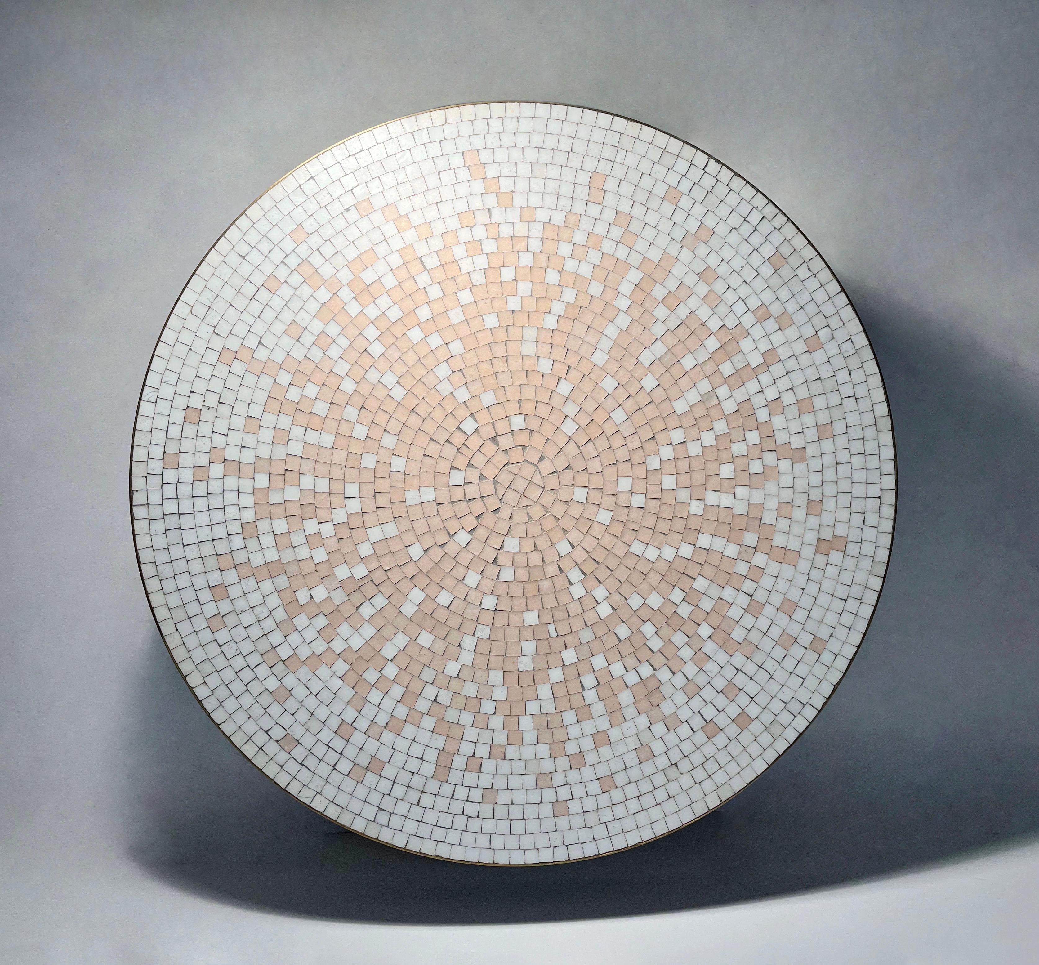Mid-Century Modern Table basse vintage à structure en laiton et carreaux de mosaïque Tile Blush en vente