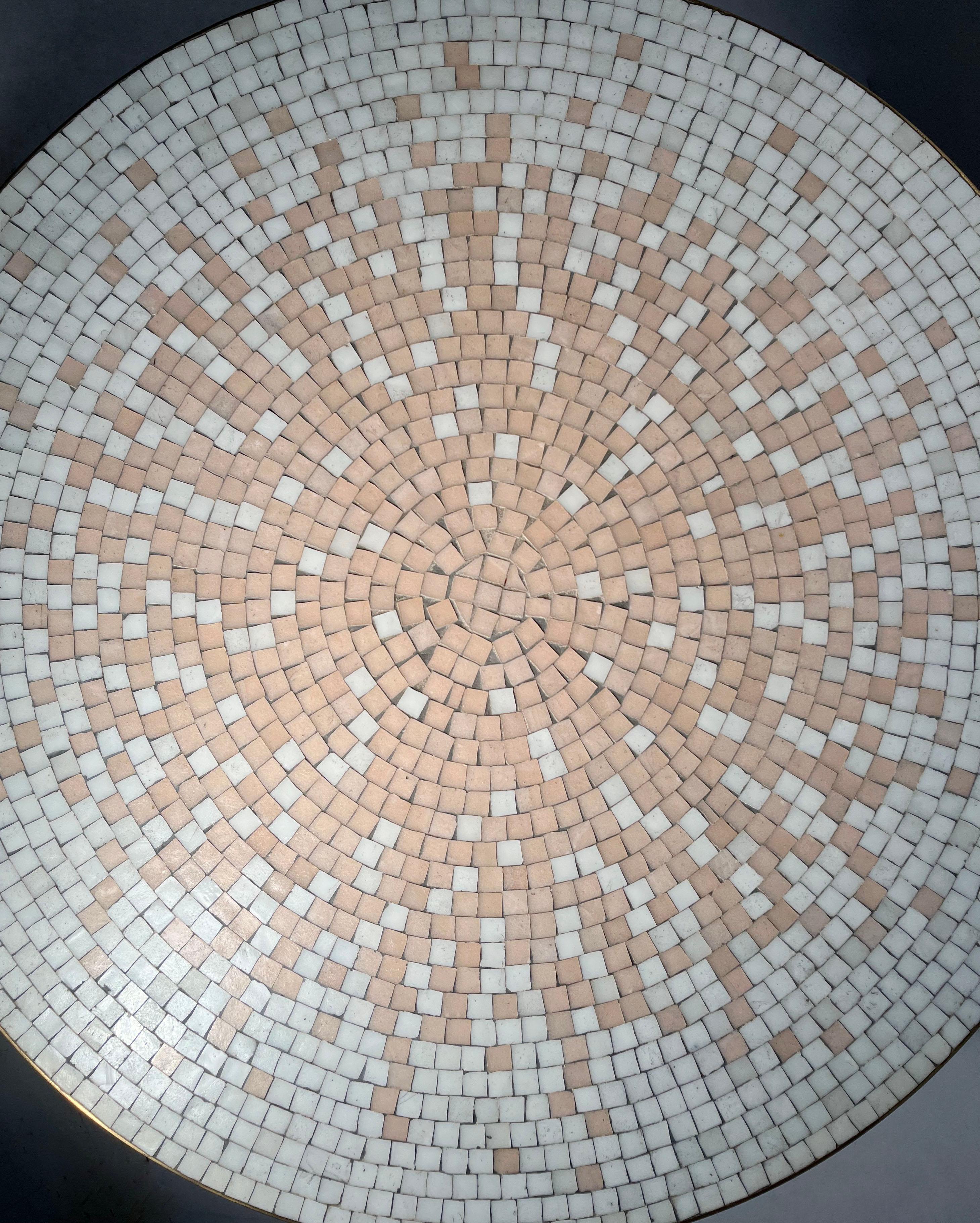 Américain Table basse vintage à structure en laiton et carreaux de mosaïque Tile Blush en vente