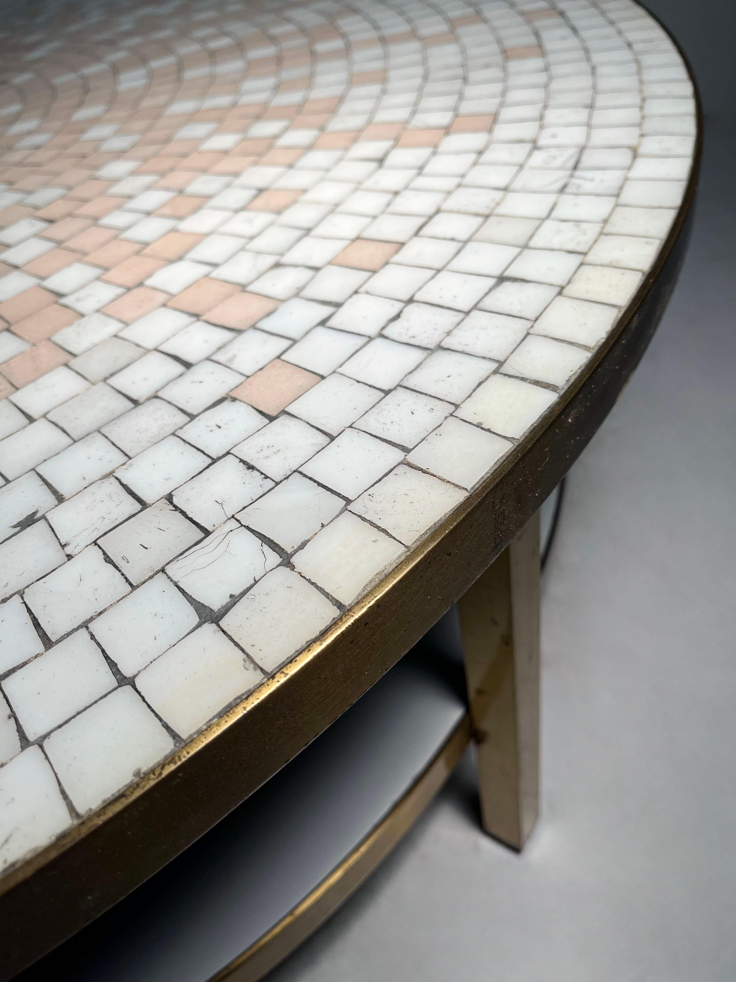 Table basse vintage à structure en laiton et carreaux de mosaïque Tile Blush Bon état - En vente à Chicago, IL