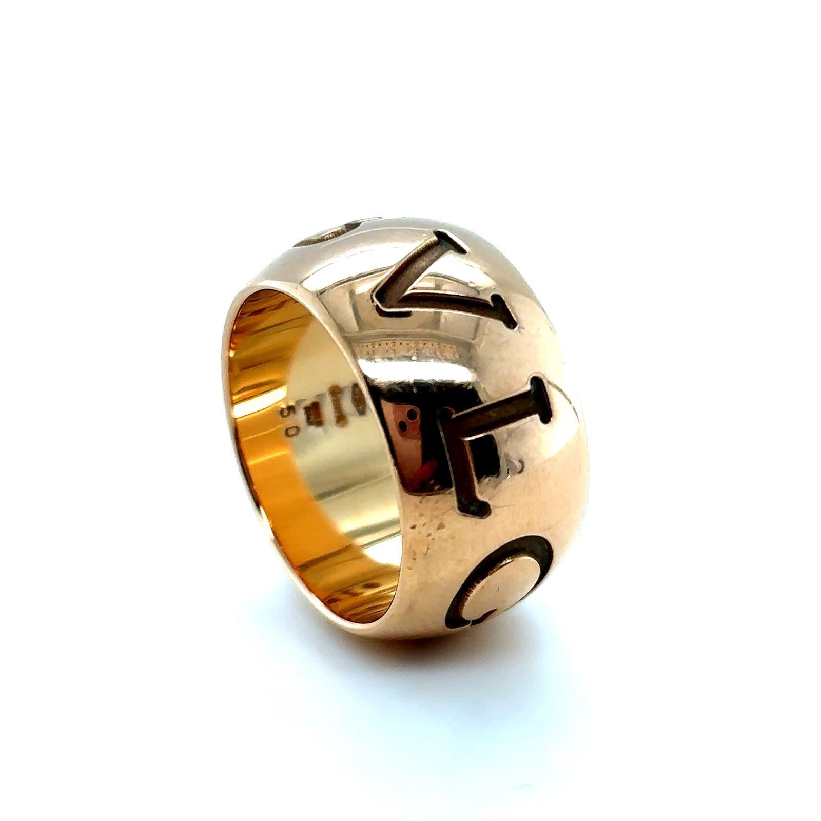 Anello Monologo d'epoca in oro rosa di Blvgari, circa 1990.

Disegnato come un'ampia fascia in oro rosa 18 carati dolcemente incurvata, con il nome Bvlgari in lettere maiuscole intorno all'anello.

Rifinito in oro lucido

Firmato
'BLVGARI' sulla