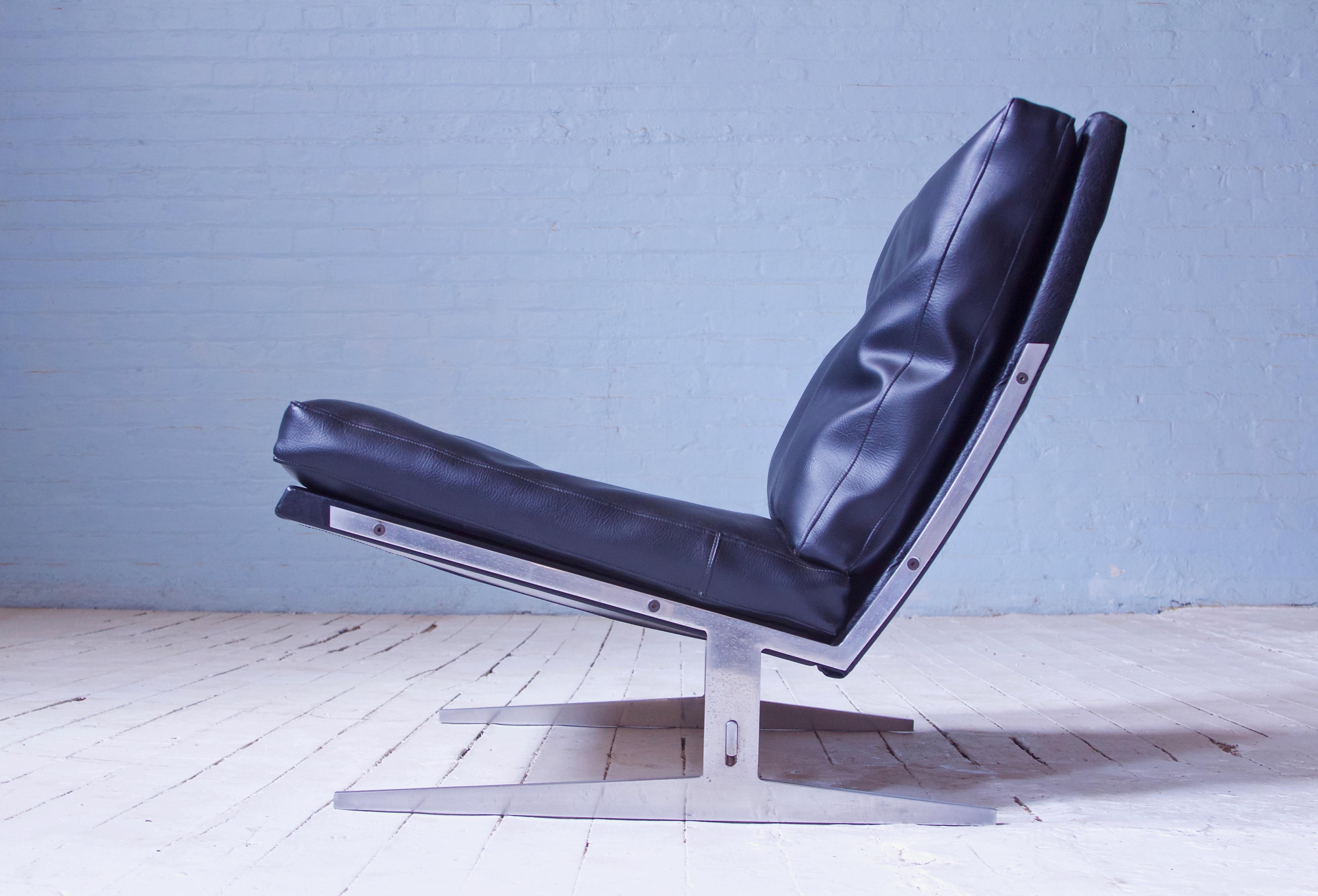 A gorgeous example of a rare and impressively-executed cantilevered easy chair in chrome-plated steel and black vinyl by Jørgen Kastholm & Preben Fabricius for Bo-Ex 1963 in original vintage condition. 

Sublime machining and shaping of solid