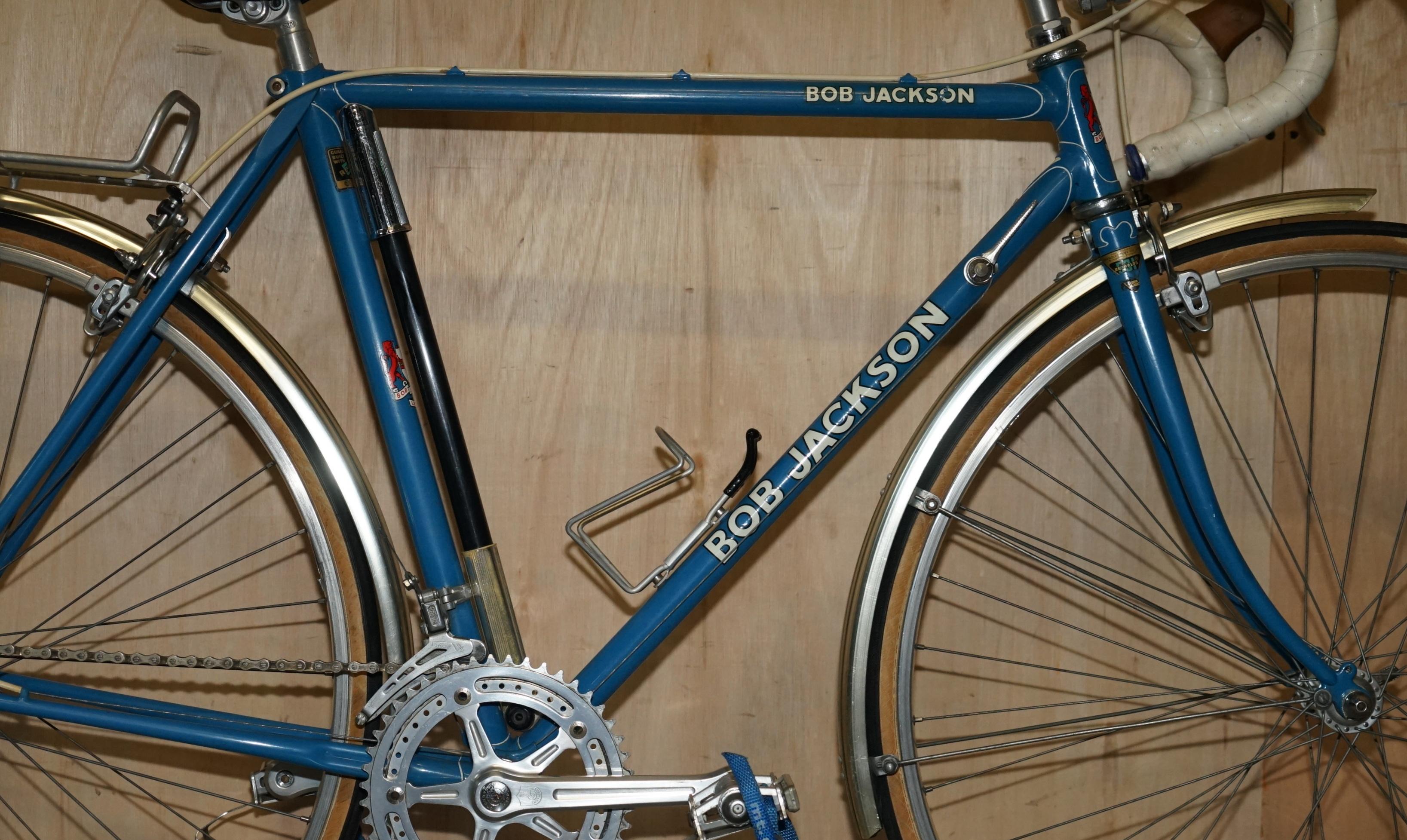Siamo lieti di offrire in vendita questa splendida bici da corsa vintage Bob Jackson Reynolds 531 Steel Touring Winter trainer. 

STORIA

Vendo la mia intera collezione di biciclette, che comprende 16 pezzi di lusso di alta gamma, ci sono