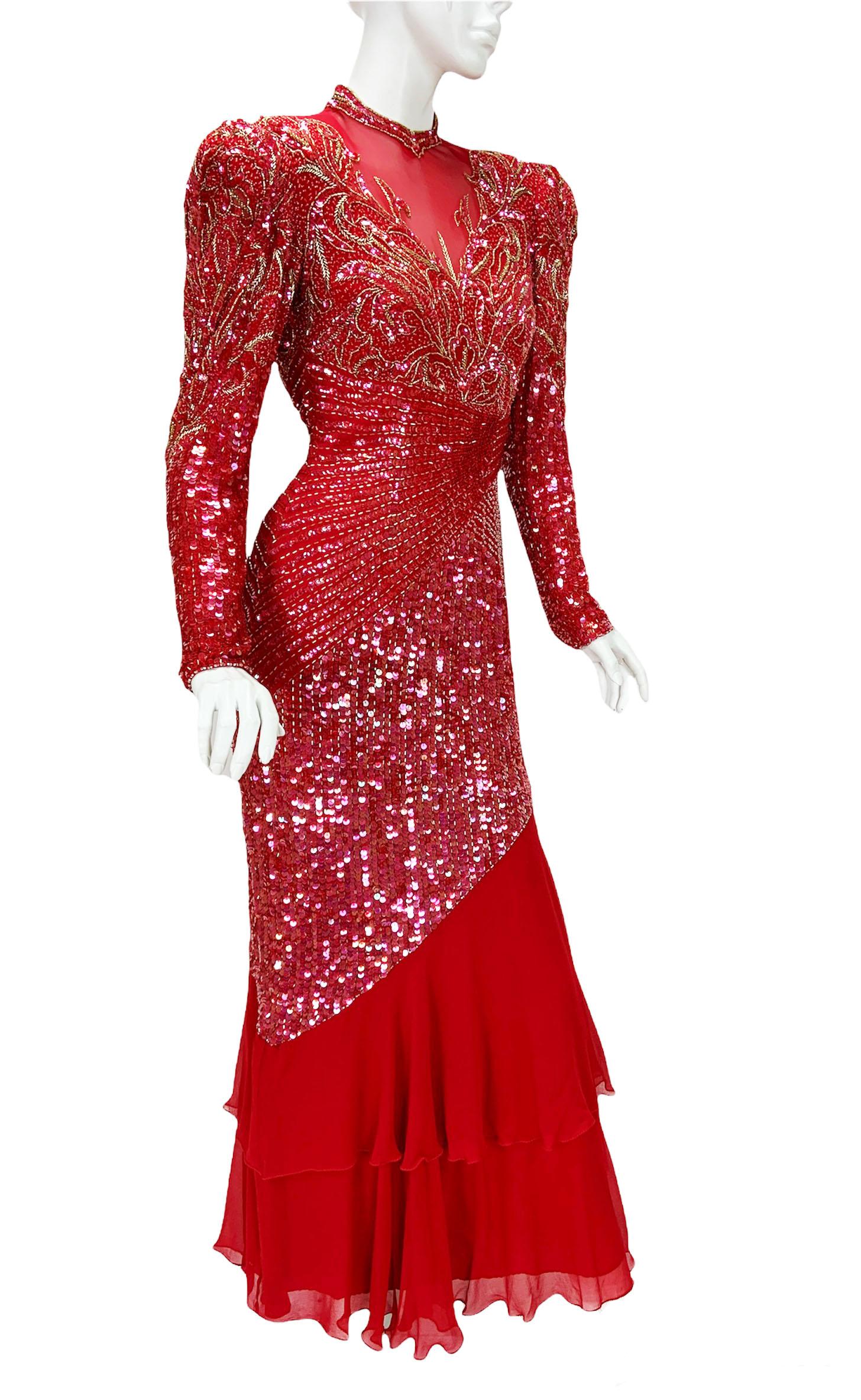 Vintage Bob Mackie Boutique 1980er Jahre Vollständig verschönertes rotes langes Kleid
Size Label Missing - Bitte überprüfen Sie die Maßangaben
100% Seide, fein geperlt mit goldenen und roten Perlen und roten Pailletten. Doppelter Rock, gepolsterte