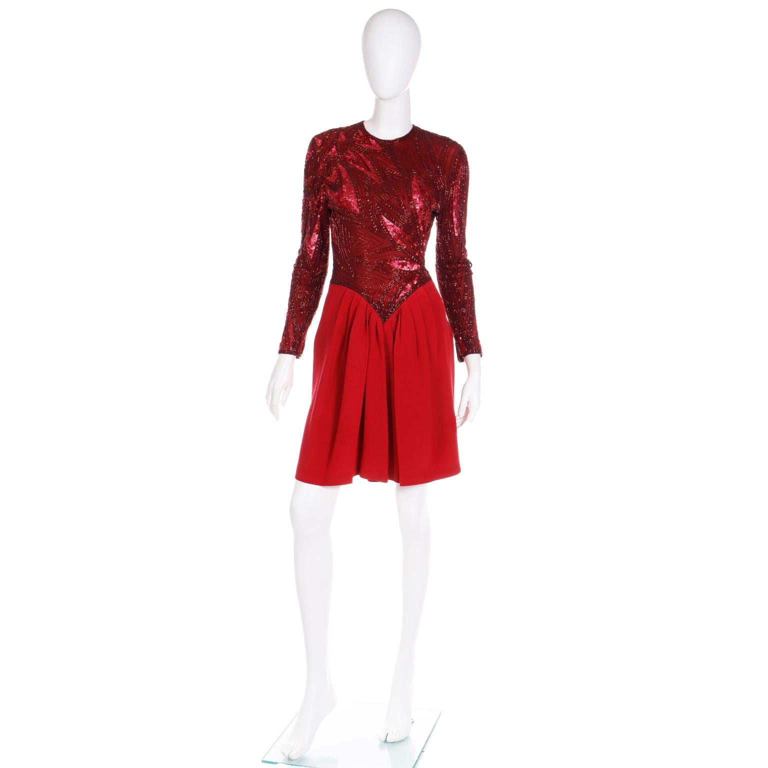 Cette incroyable robe de soirée vintage Bob Mackie Boutique des années 1980 est un tel exemple de l'attention portée par Mackie aux détails dans ses créations. La robe a une jupe en crêpe de soie rouge uni et le corsage est en maille sur du crêpe