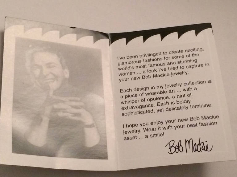 Broche pendentif Lily Statement en émail rose signée Bob Mackie Pour femmes en vente